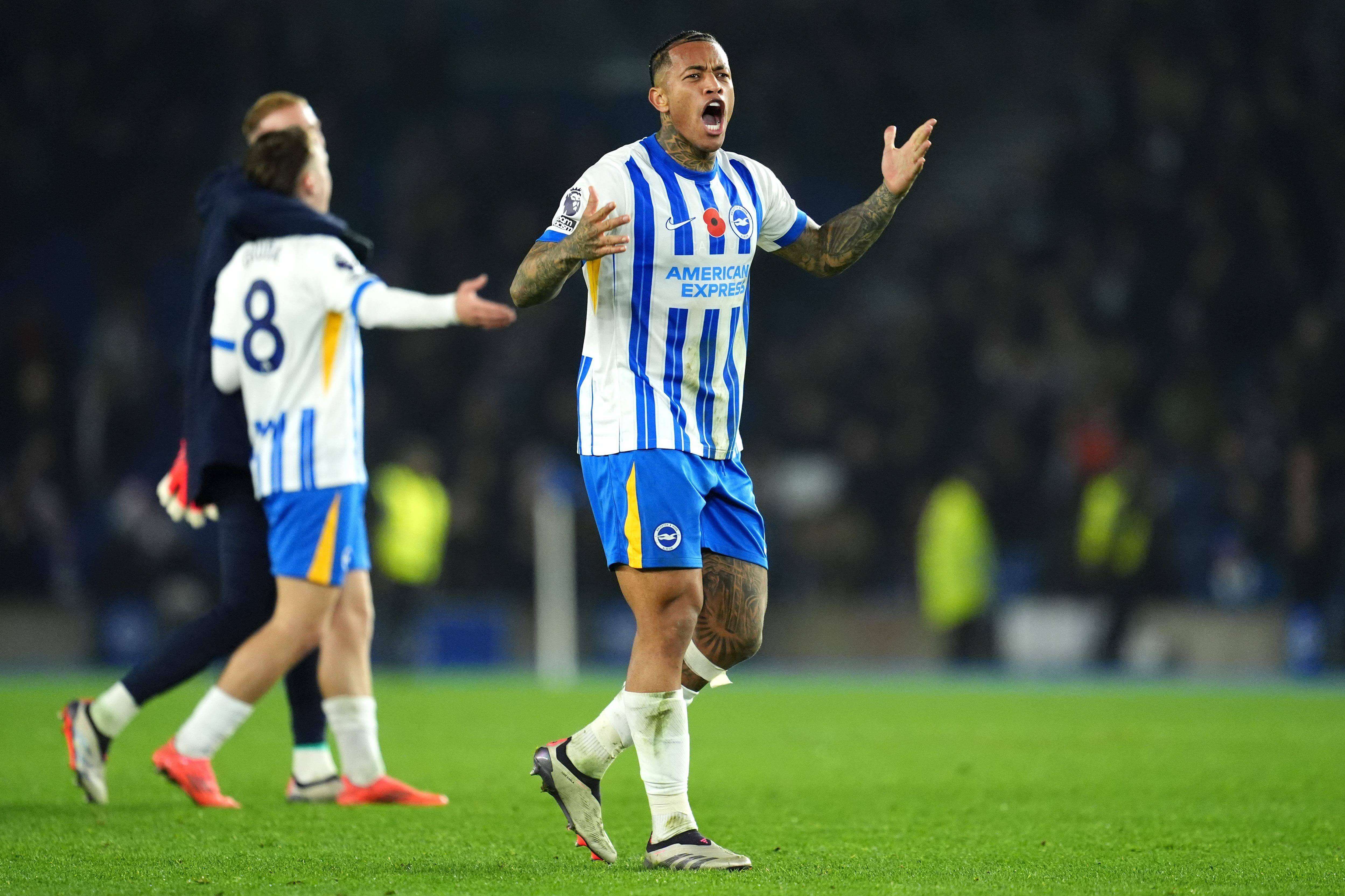  Igor Julio, durante un partido con el Brighton.