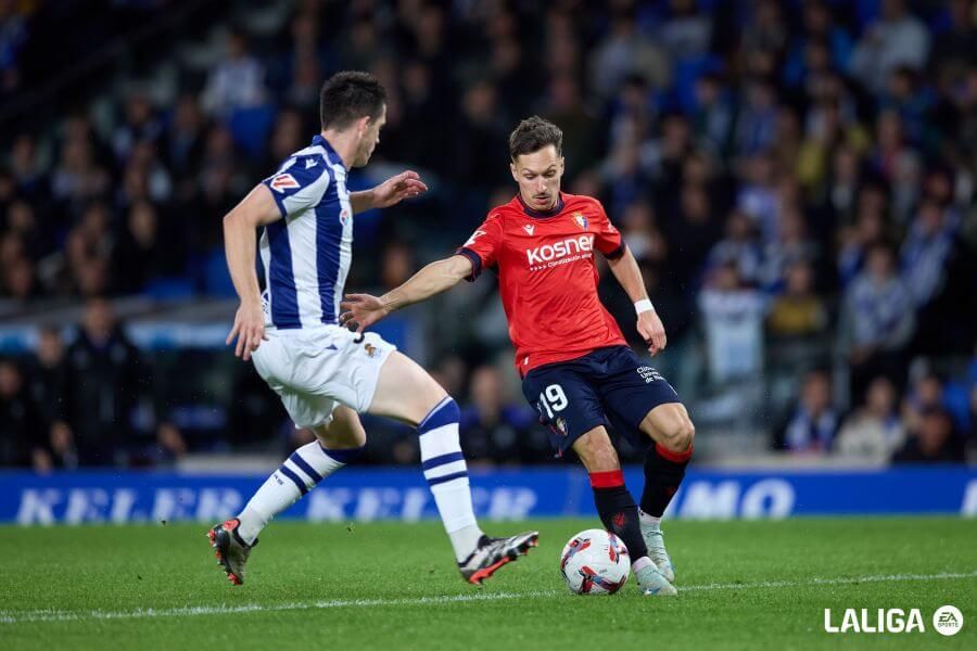  Igor Zubeldia trata de tapar un ataque de Osasuna en la primera vuelta.