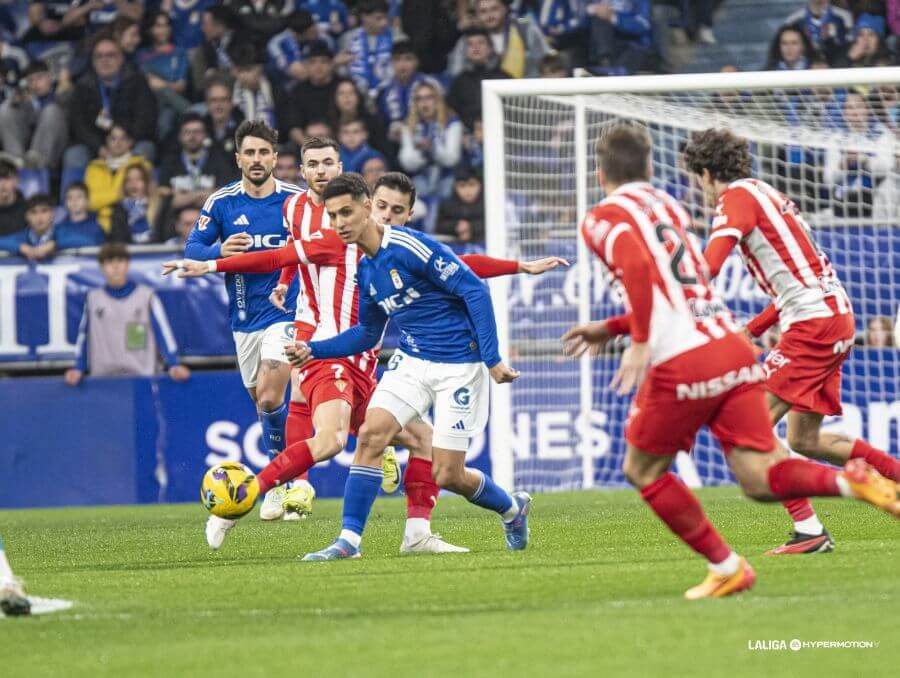  Ilyas Chaira, en el derbi asturiano.