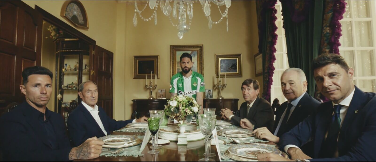 Isco Alarcón presenta la nueva camiseta del Betis.