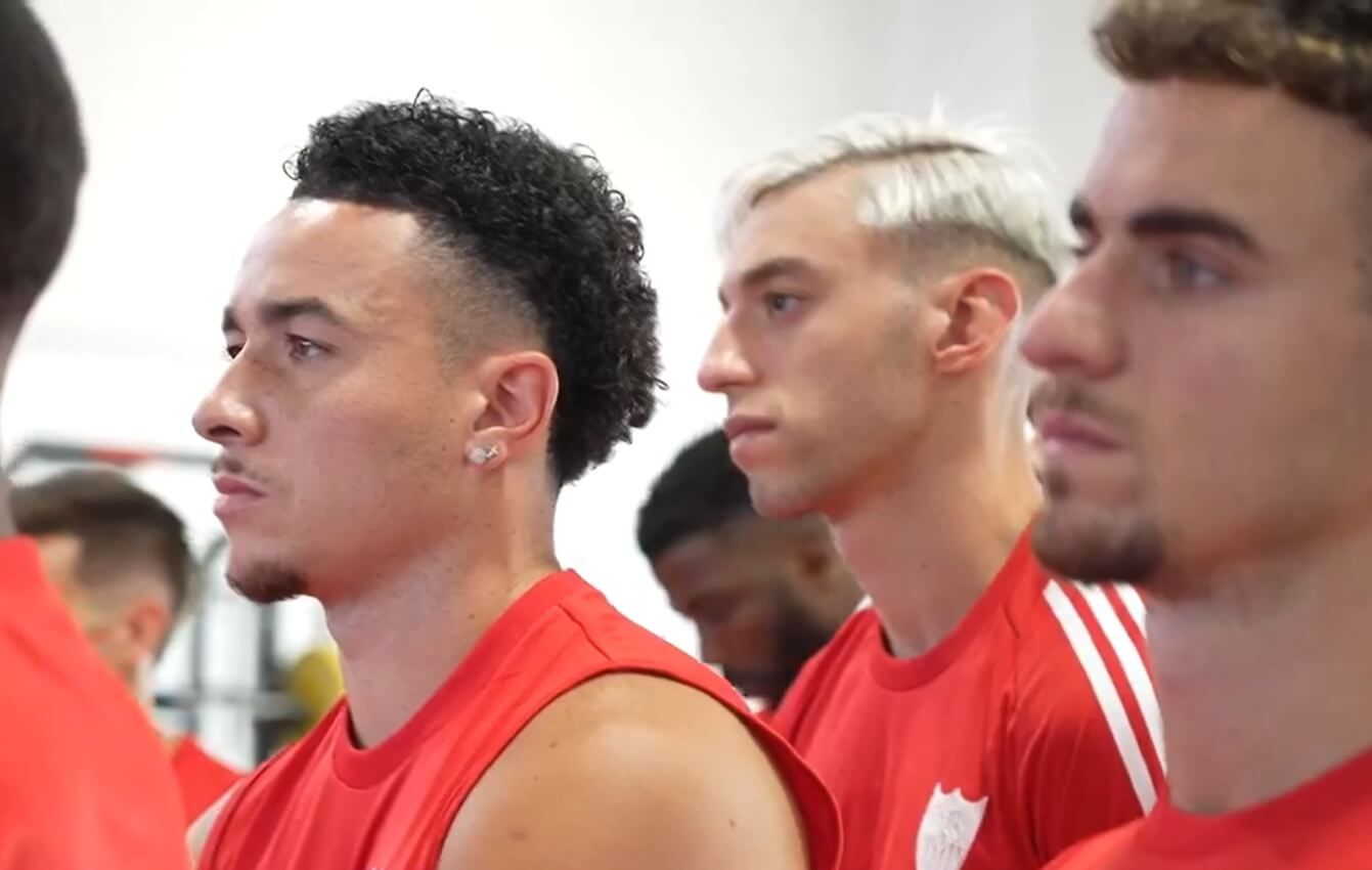 Kelechi Iheanacho, de fondo, en la primera charla de Almeyda.