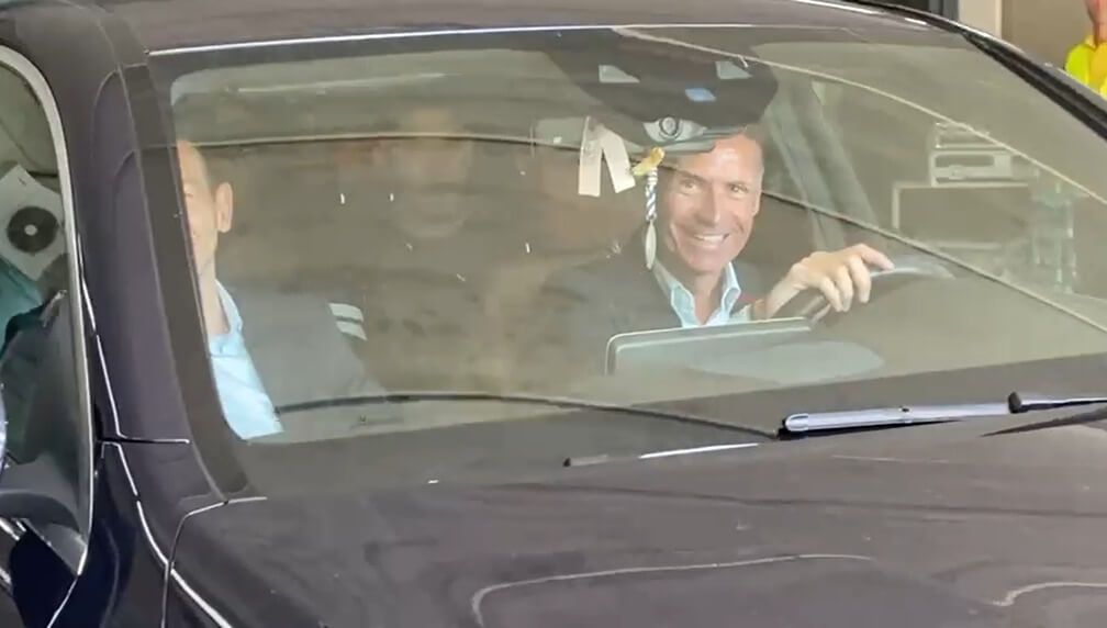 Álvaro Valles sale del parking del Gol Norte del Benito Villamarin (Imagen: Kiko Hurtado).