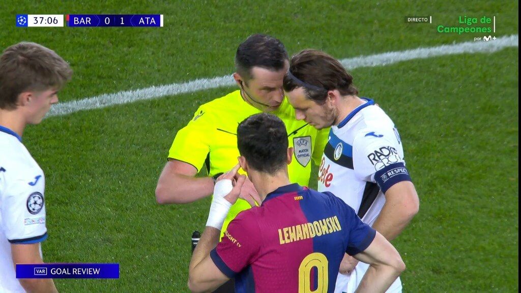 La explicación de Michael Oliver a Robert Lewandowski y Marten De Roon (Movistar +)