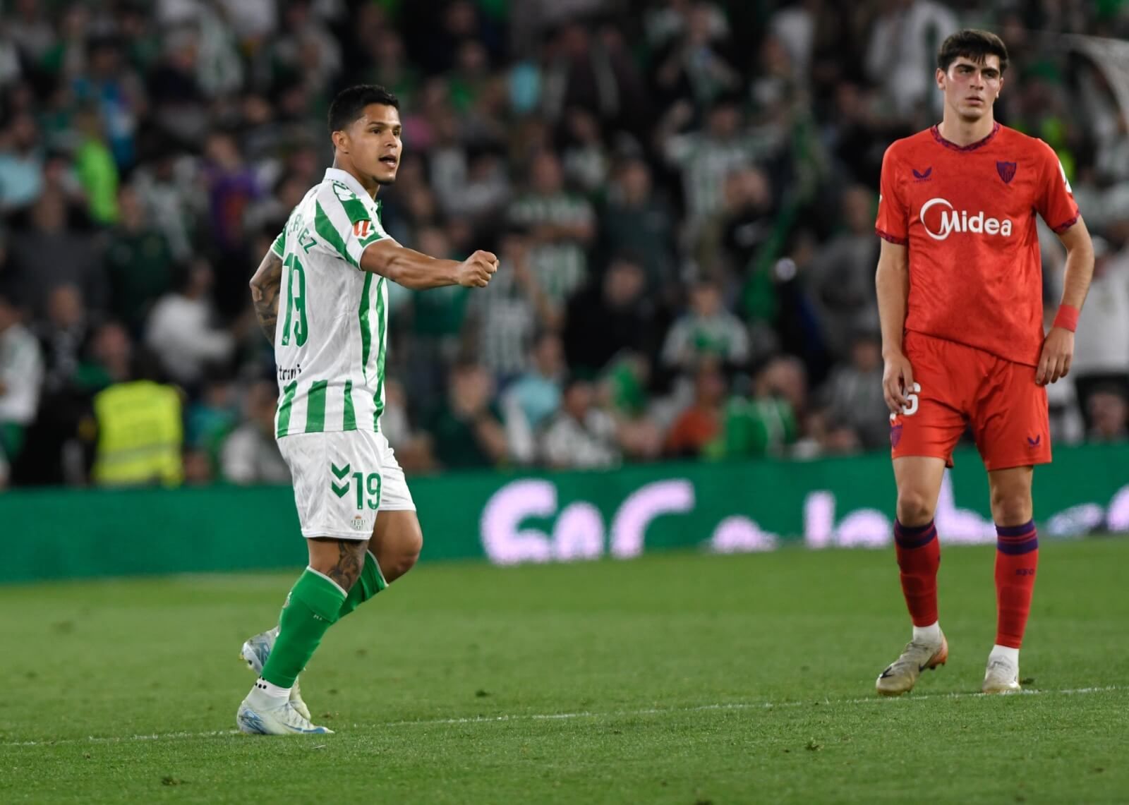 El Cucho Hernández, celebrando su gol ante el Sevilla.