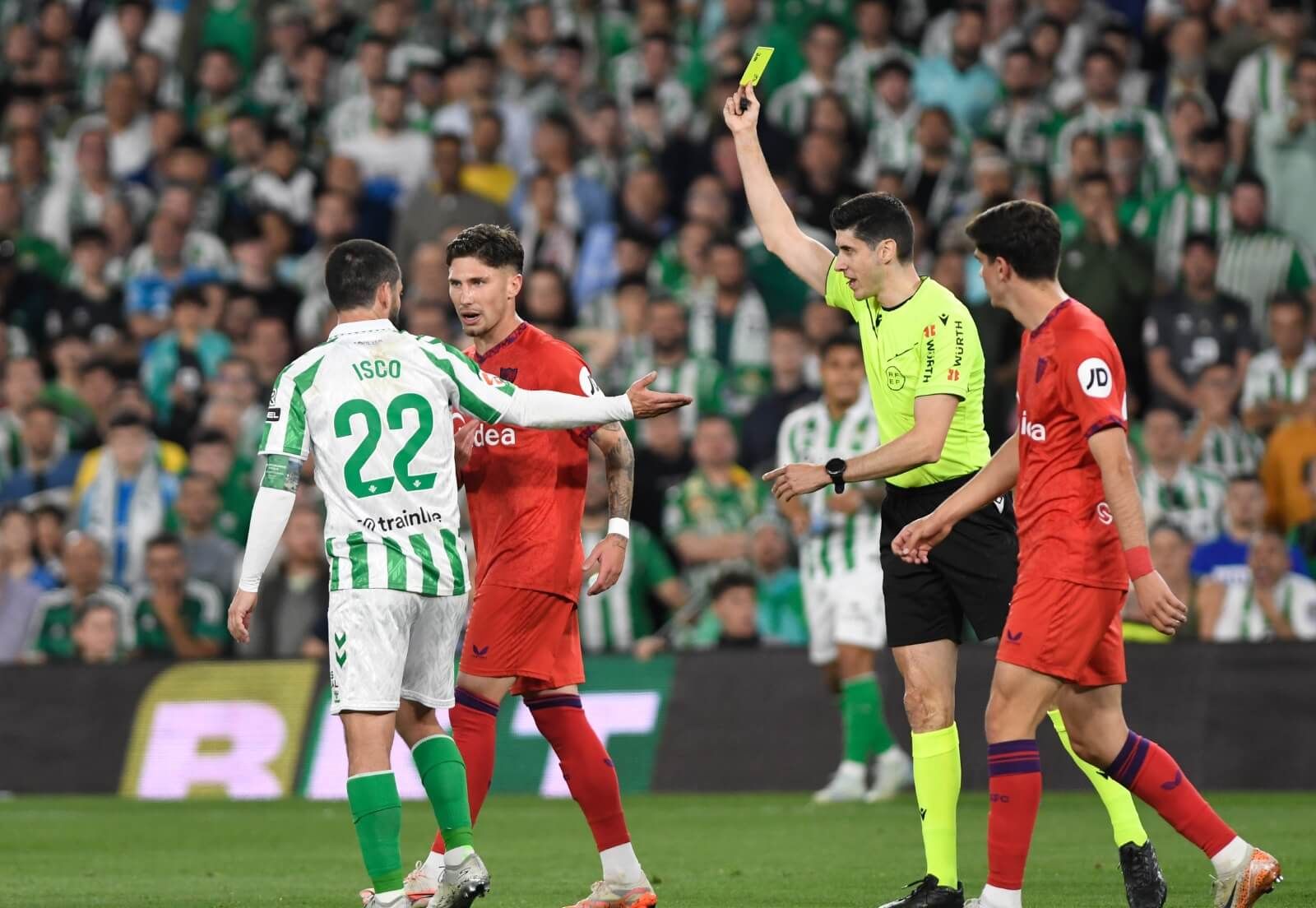 Busquets Ferrer, amonestando a Carmona.