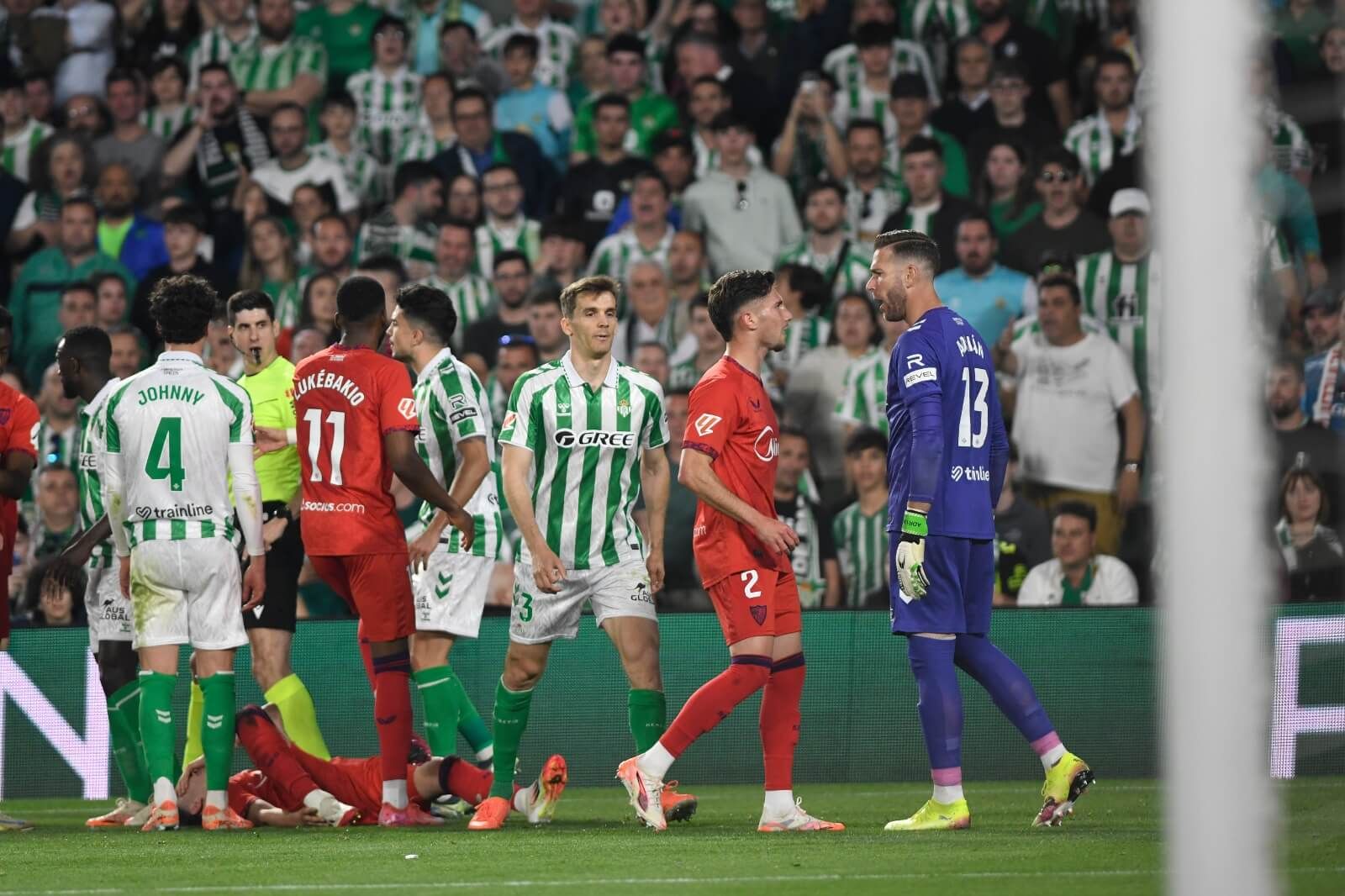 Carmona, discutiendo con Adrián San Miguel.