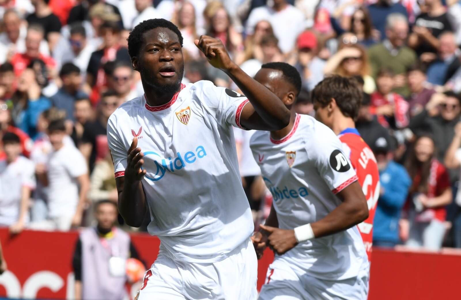  Celebración del tanto de Lucién Agoumé.