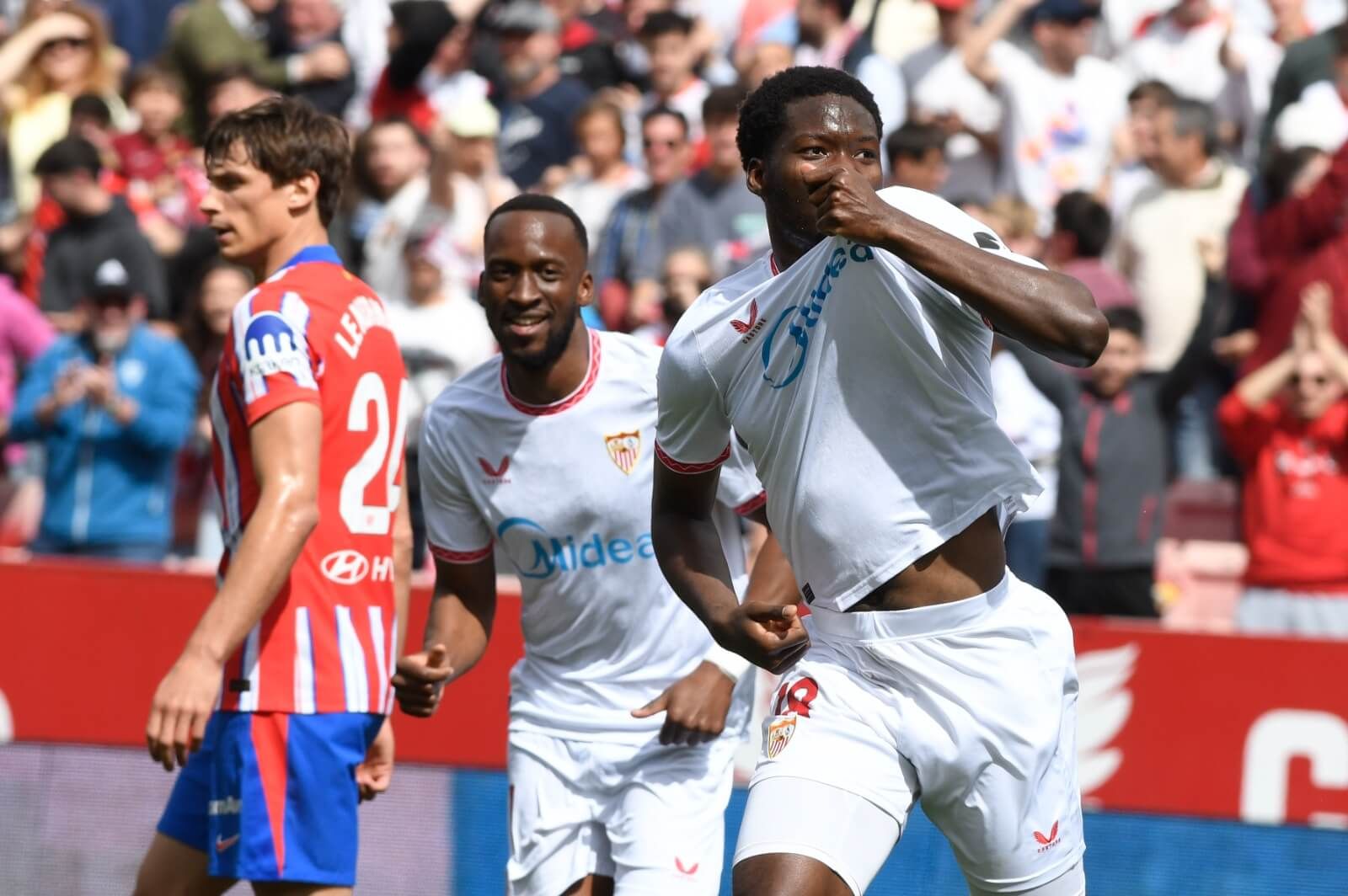  Celebración del tanto de Lucién Agoumé.