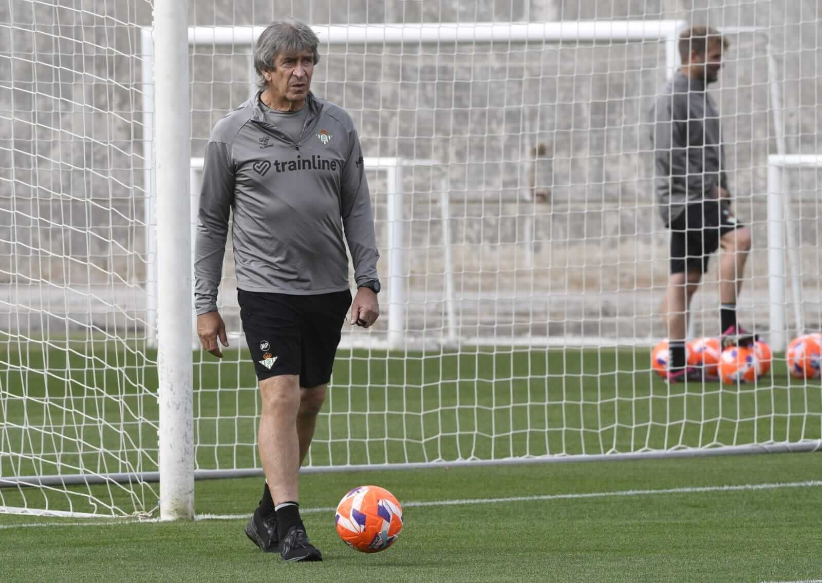  Manuel Pellegrini, durante un entrenamiento del Betis.