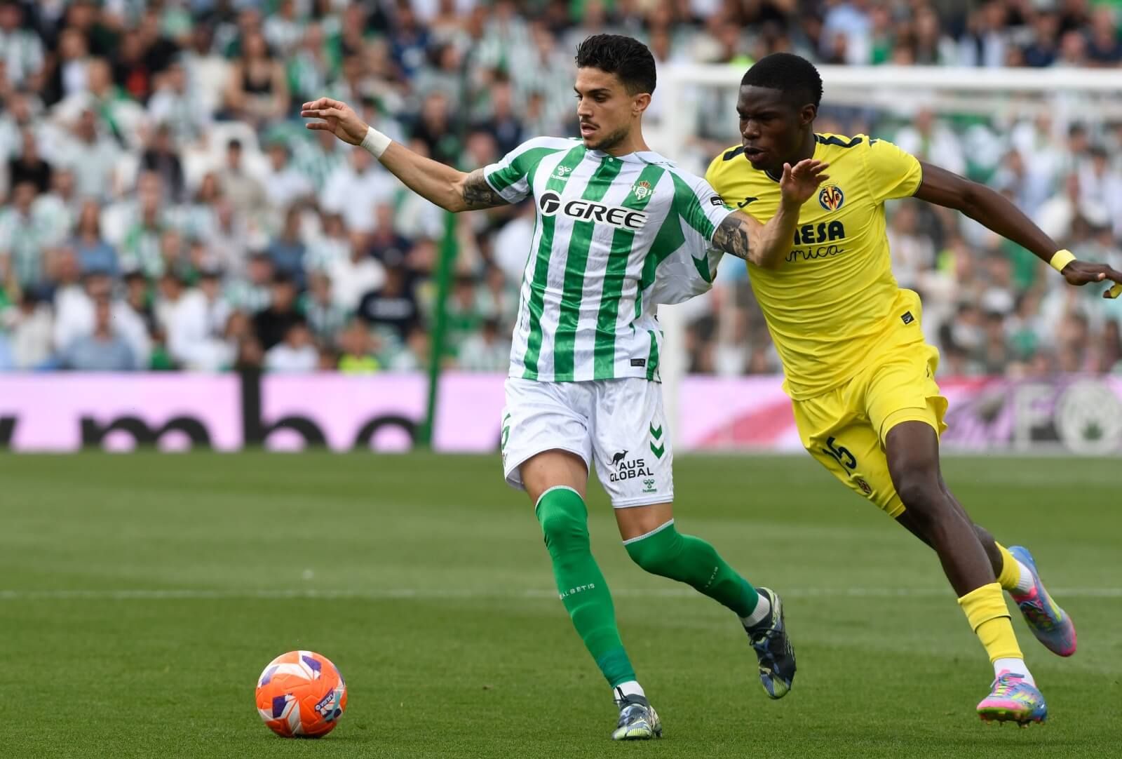  Marc Bartra y Thierno Barry, en el Real Betis-Villarreal.