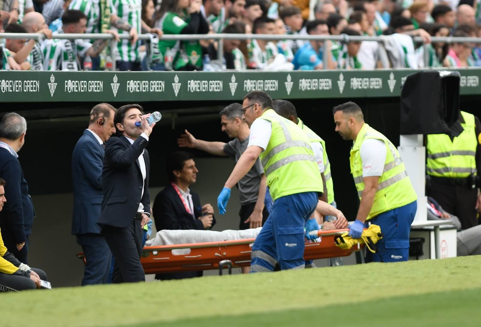  Diego Llorente, retirado en camilla del Betis-Villarreal.