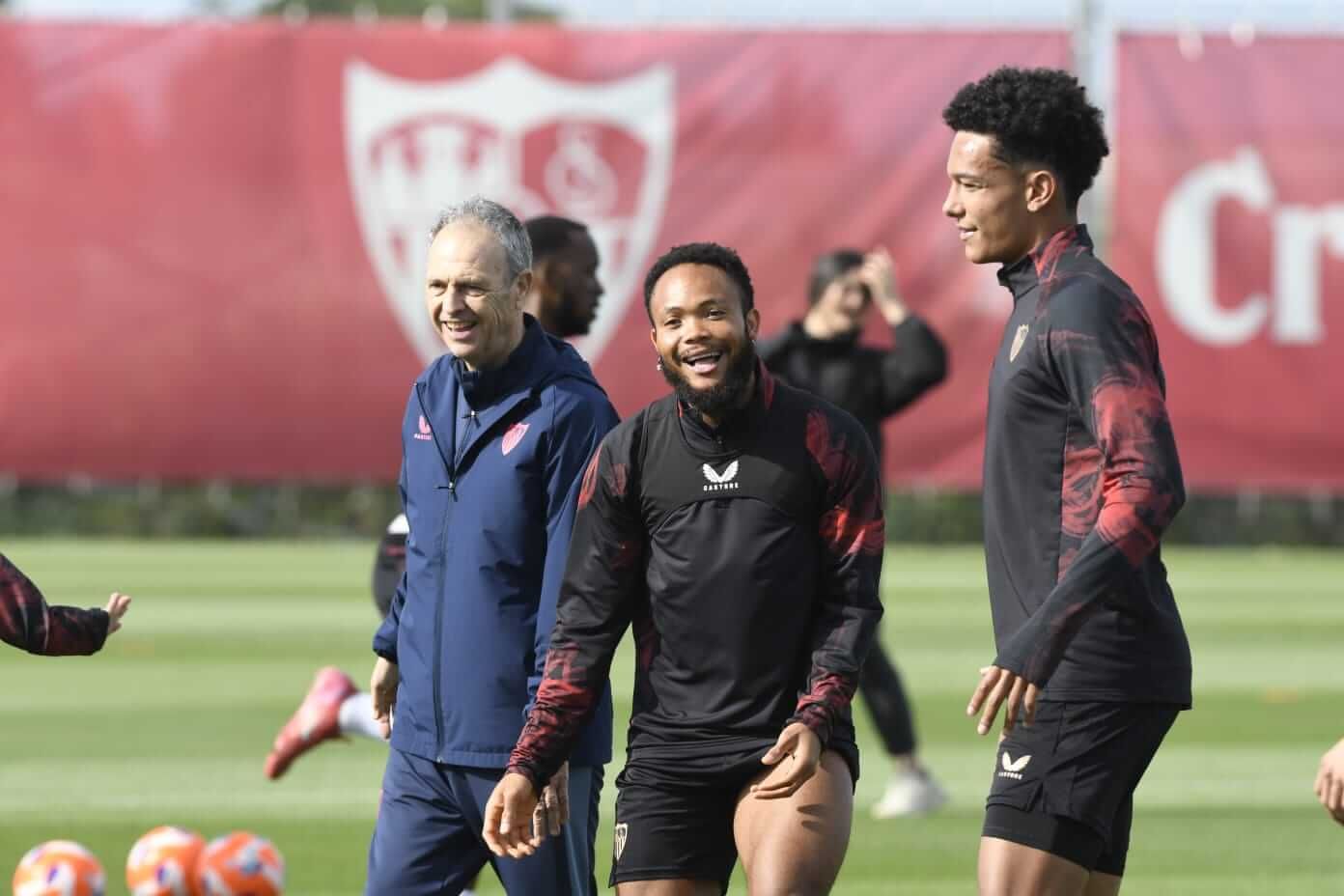  Joaquín Caparrós, junto a Chidera Ejuke, en la sesión del martes.