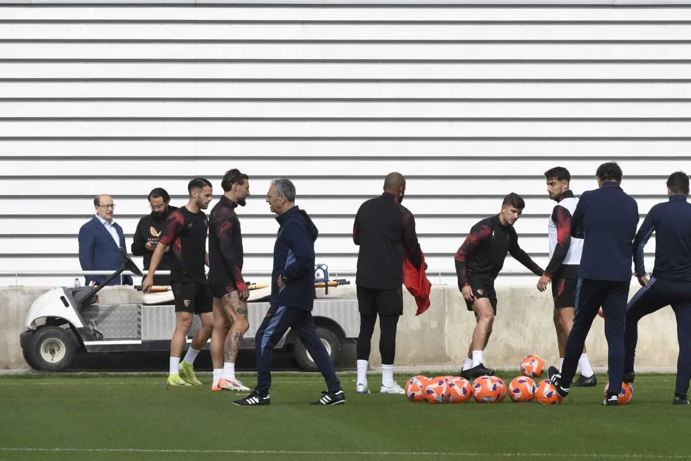  Joaquín Caparrós, bajo la mirada de Pepe Castro y Víctor Orta.