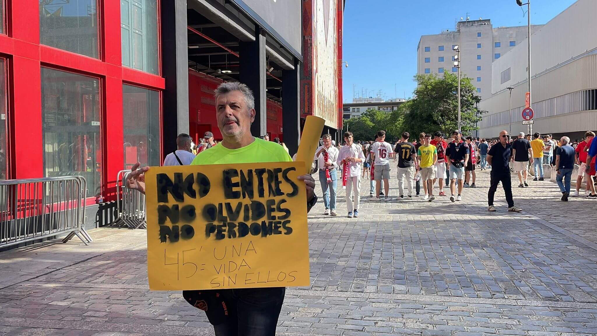 Un aficionado del Sevilla pide al público que no entre al Sánchez-Pizjuán.