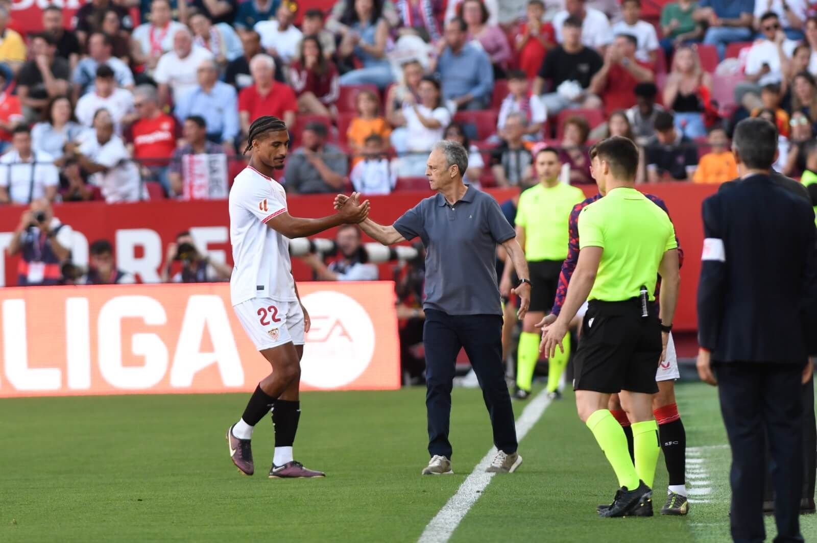  Joaquín Caparrós, saludando a Loic Badé tras su expulsión.