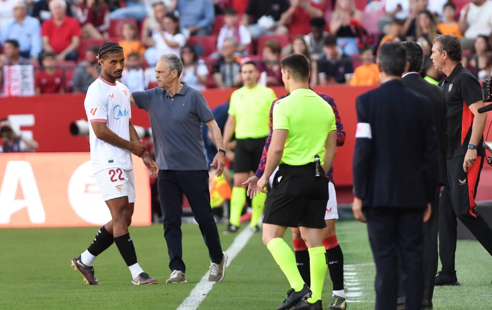  Joaquín Caparrós, saludando a Loic Badé tras su expulsión.