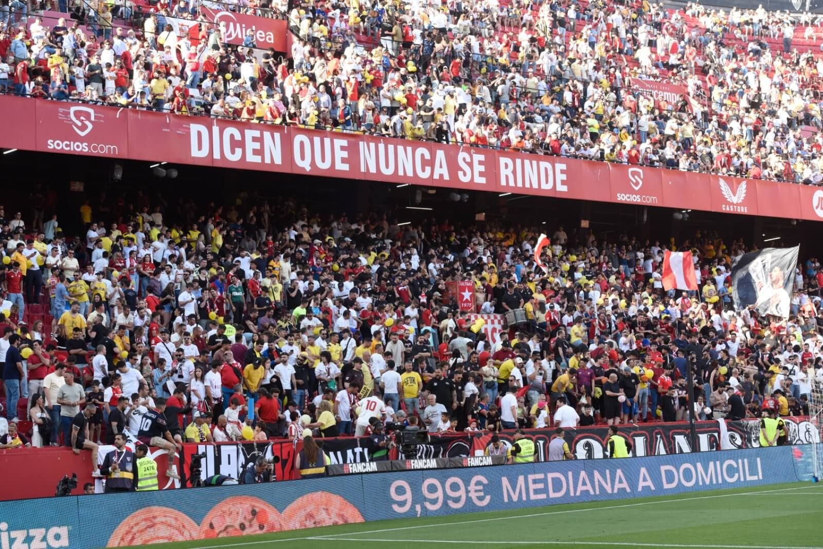  El público accede al Sánchez-Pizjuán.