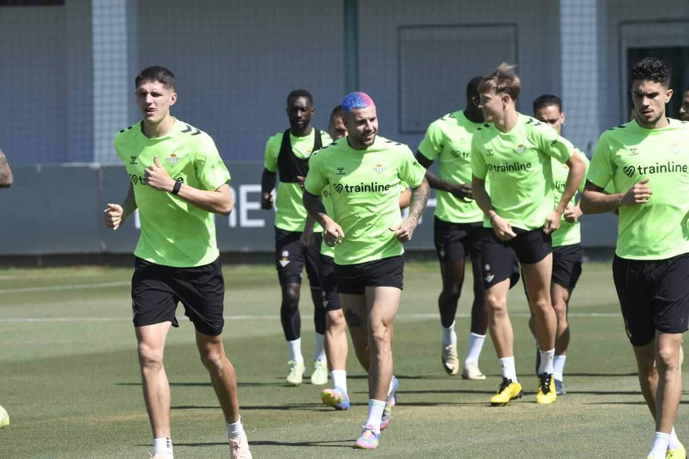 Aitor Ruibal, con el pelo teñido de azul y rosa.