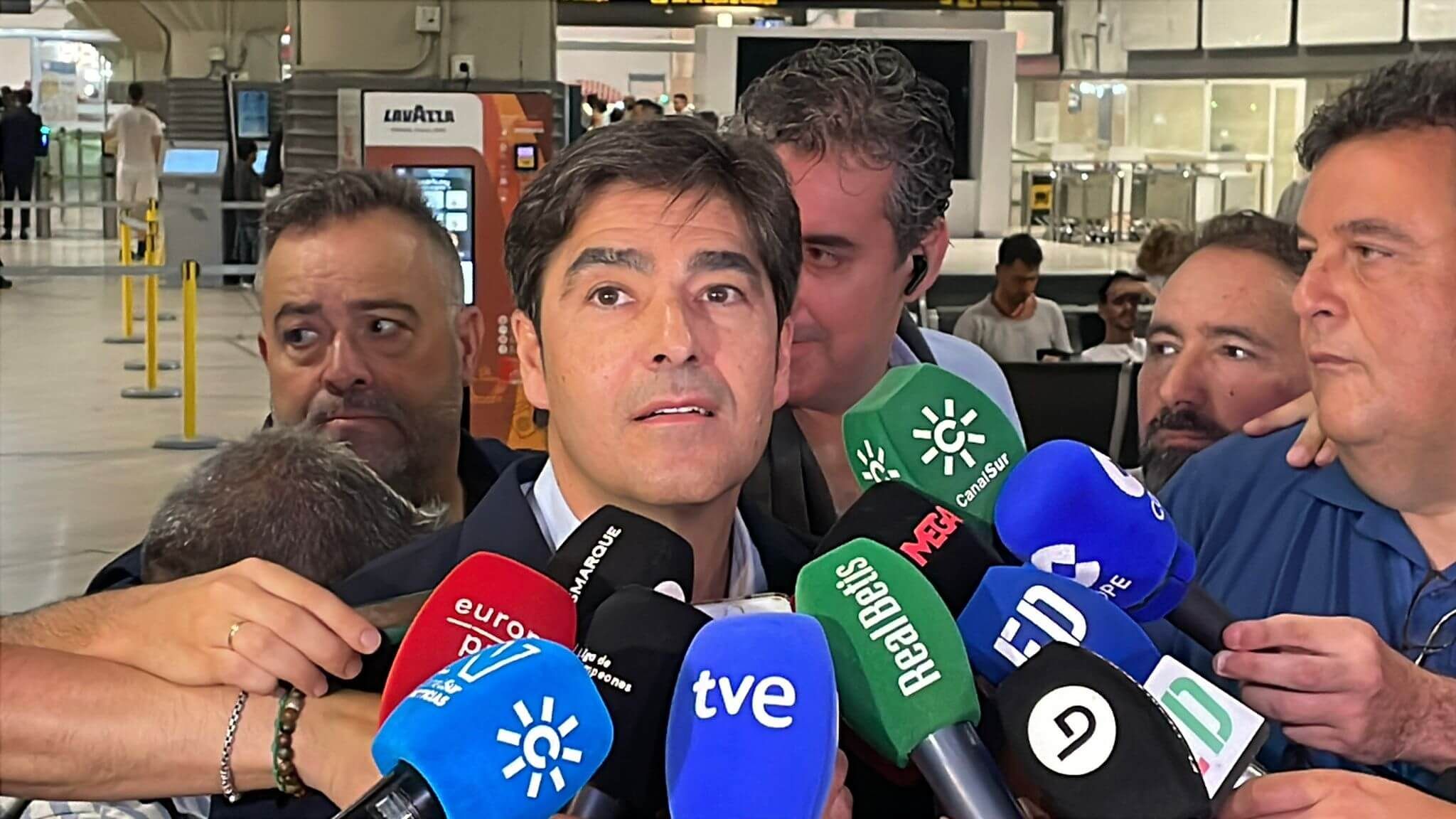 Ángel Haro, atendiendo a los medio de comunicación.