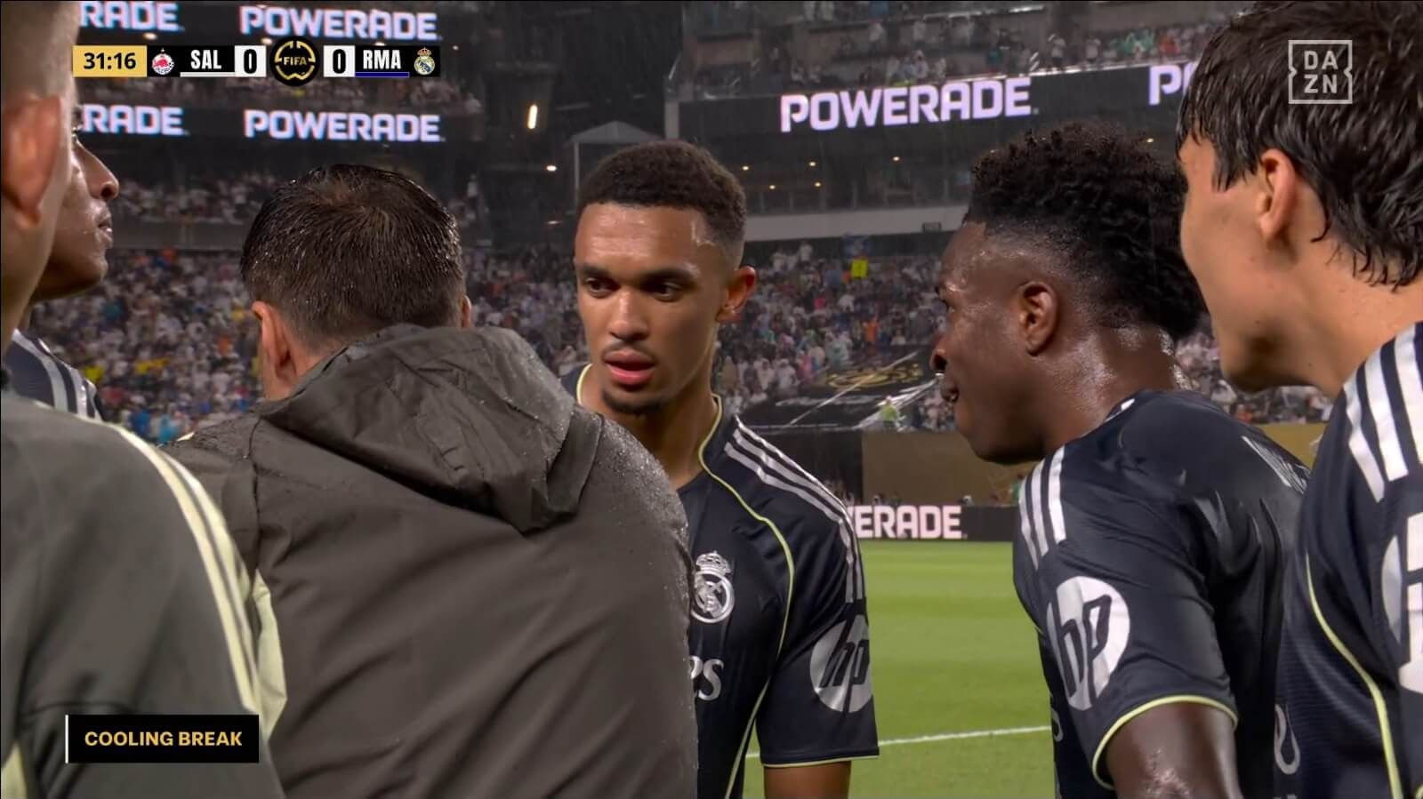  Xabi Alonso da indicaciones en la pausa de hidratación en el RB Salzburgo-Real Madrid (captura Dazn).