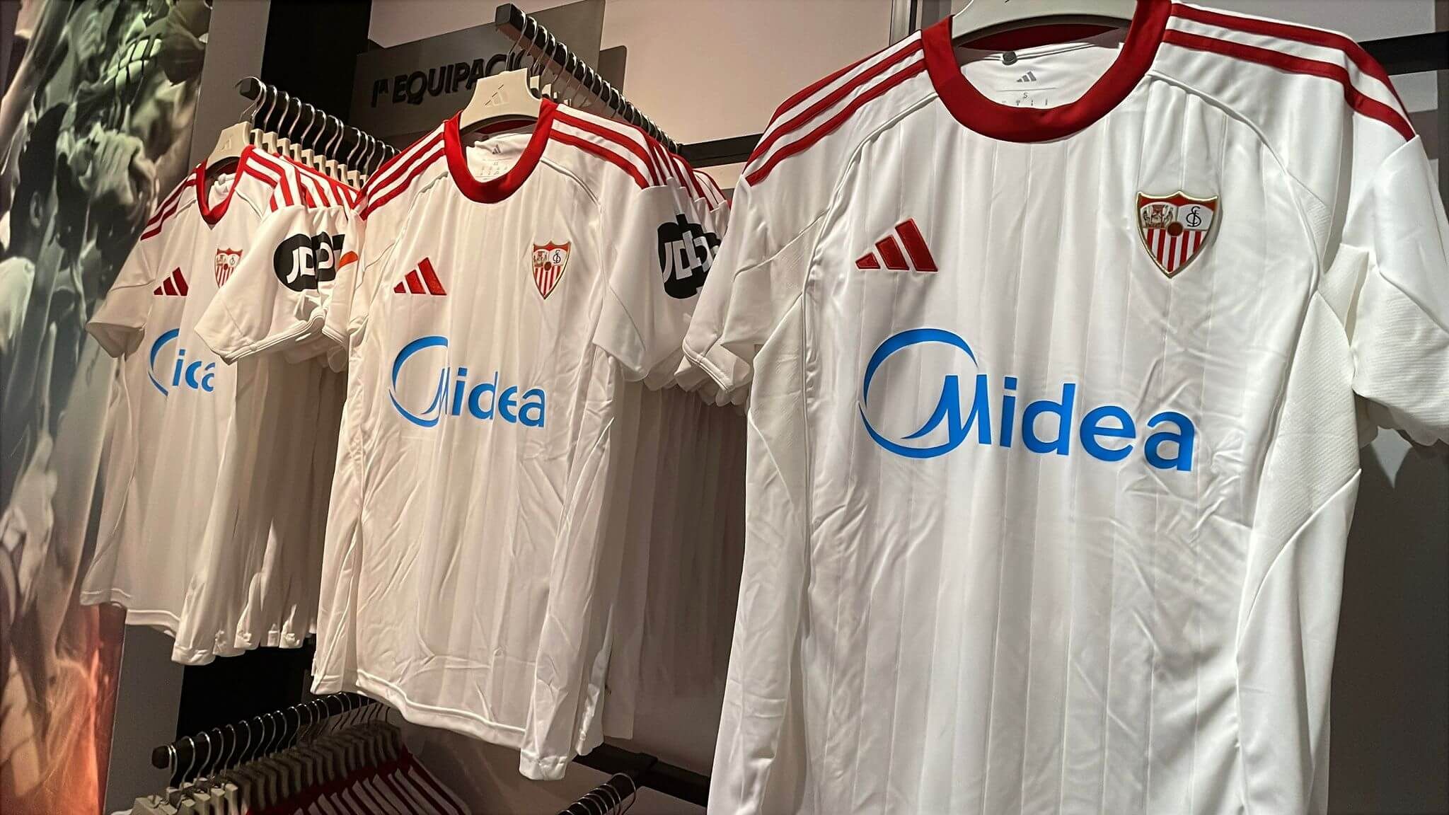  Los detalles de la camiseta del Sevilla con Adidas.