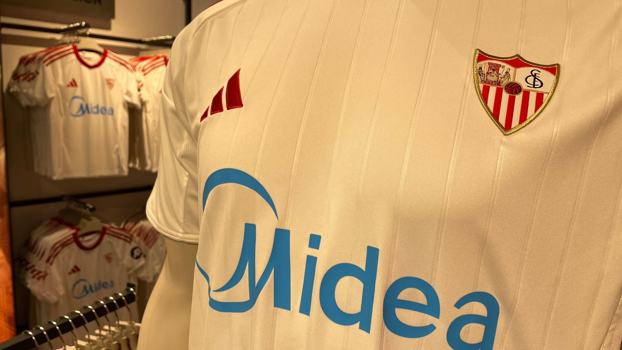  Los detalles de la camiseta del Sevilla con Adidas.