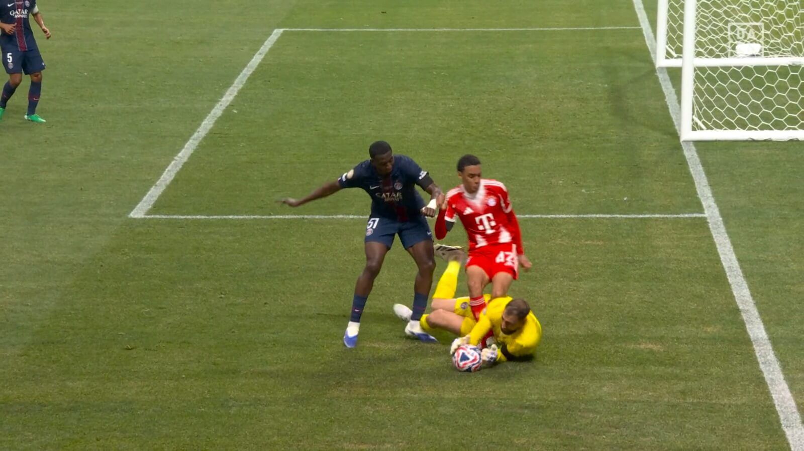  La acción entre Donnarumma y Musiala en el momento de la lesión (Captura de 'DAZN')