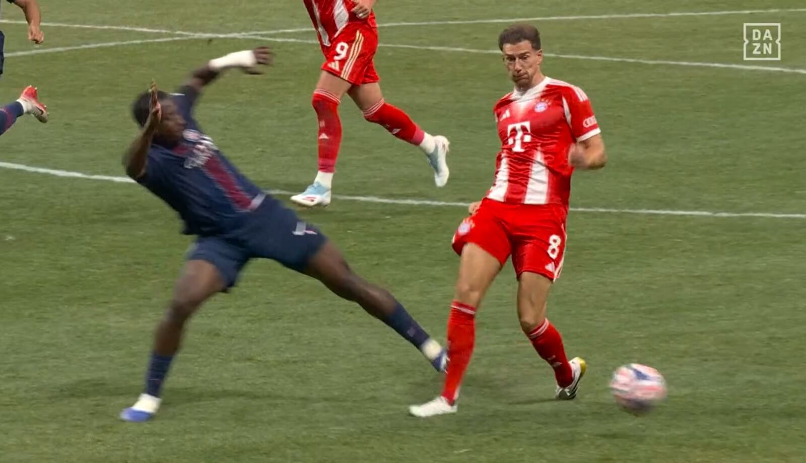  Willian Pacho y su tarjeta roja ante el Bayern (DAZN)