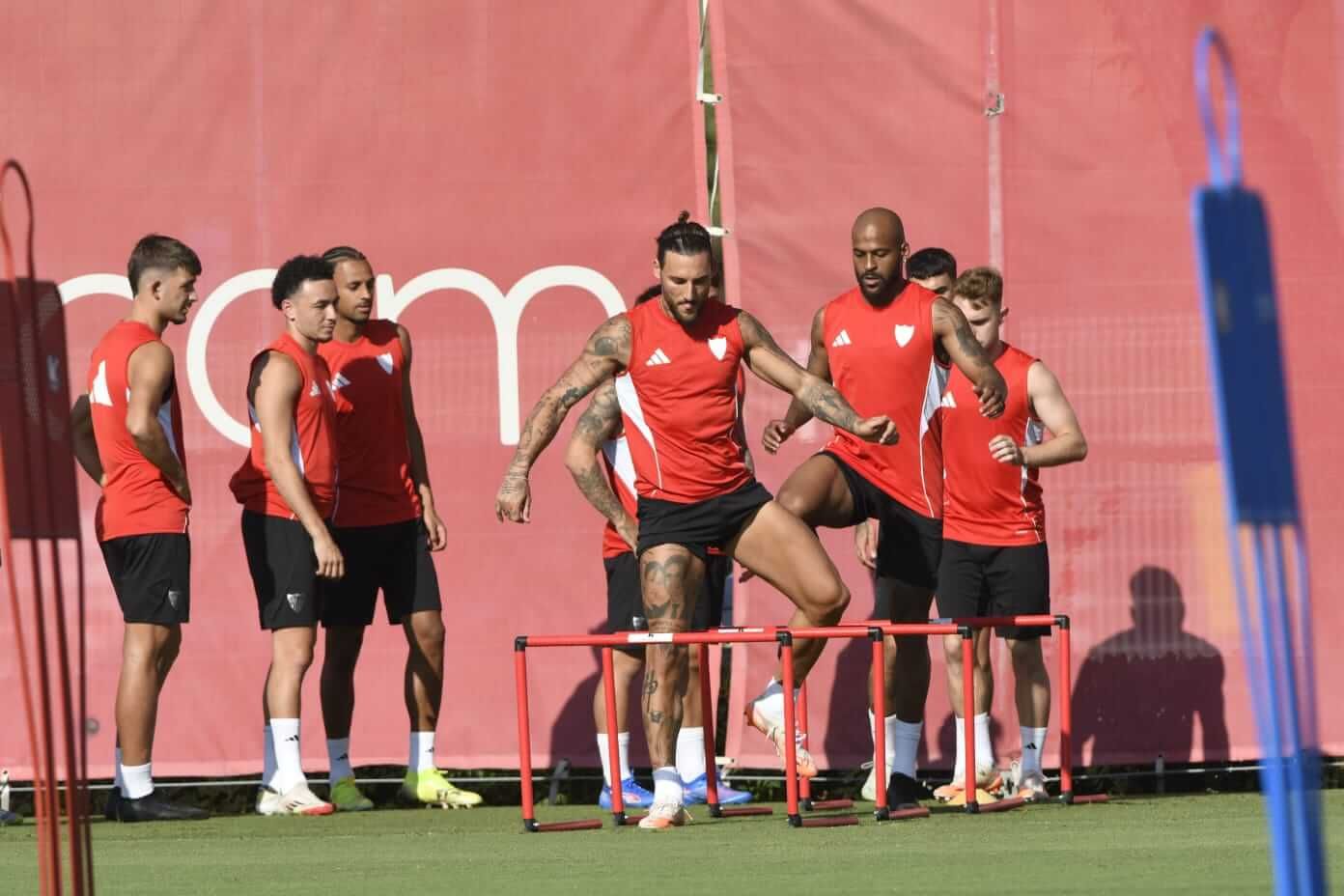 Marcao, junto a otros compañeros, ejercitándose con el Sevilla.