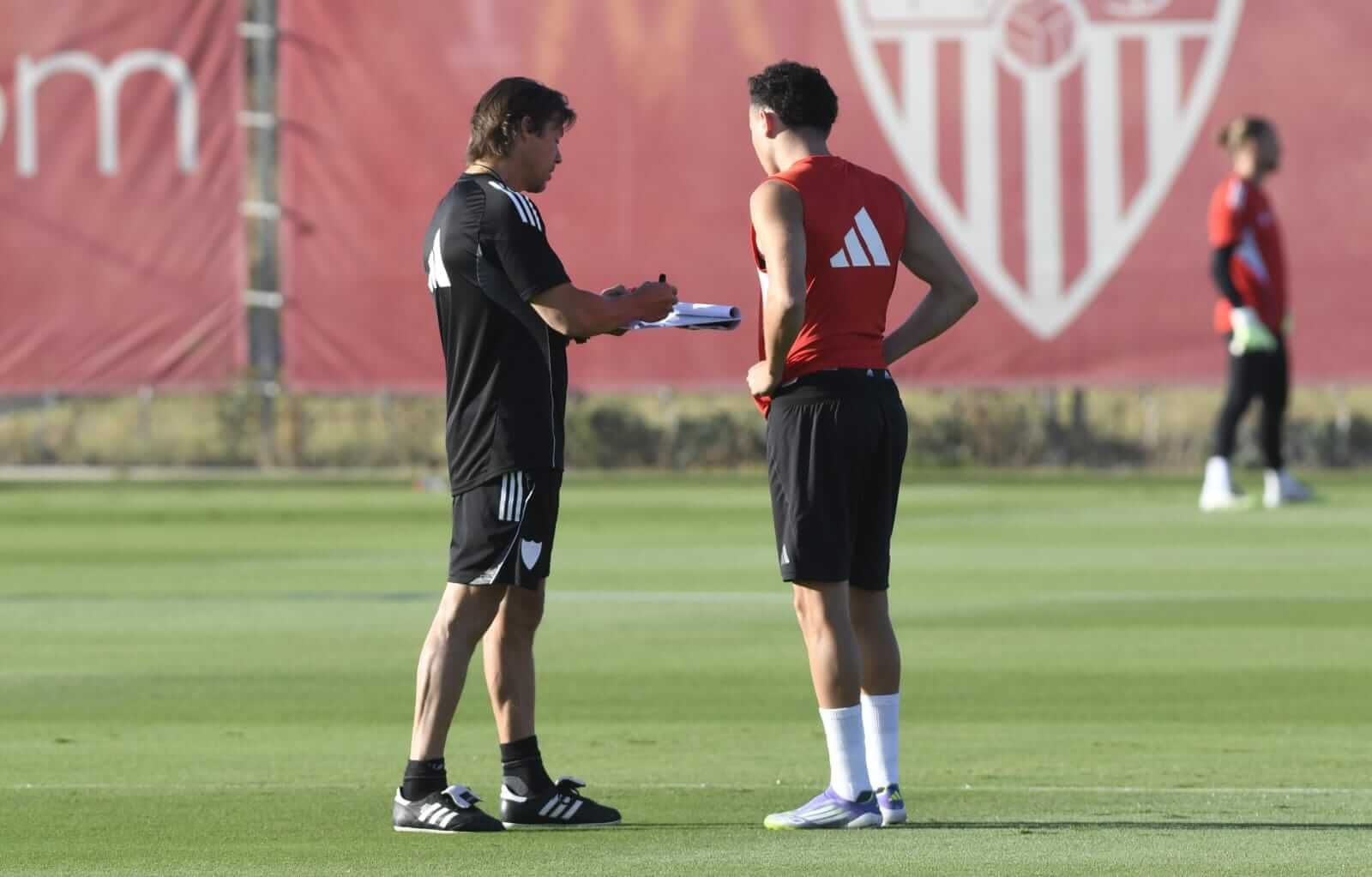 La charla de Matías Almeyda con Rubén Vargas durante la sesión del jueves.