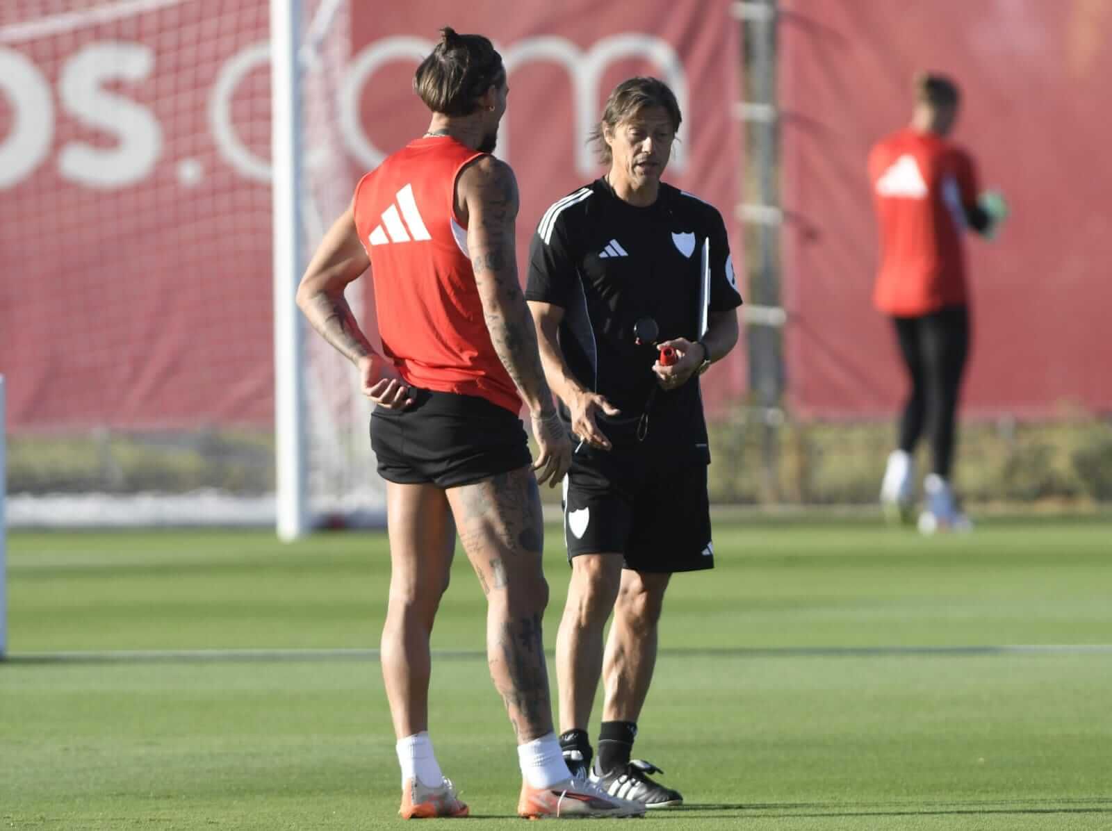  Matías Almeyda, charlando con Nemanja Gudelj, durante la sesión del miércoles. 