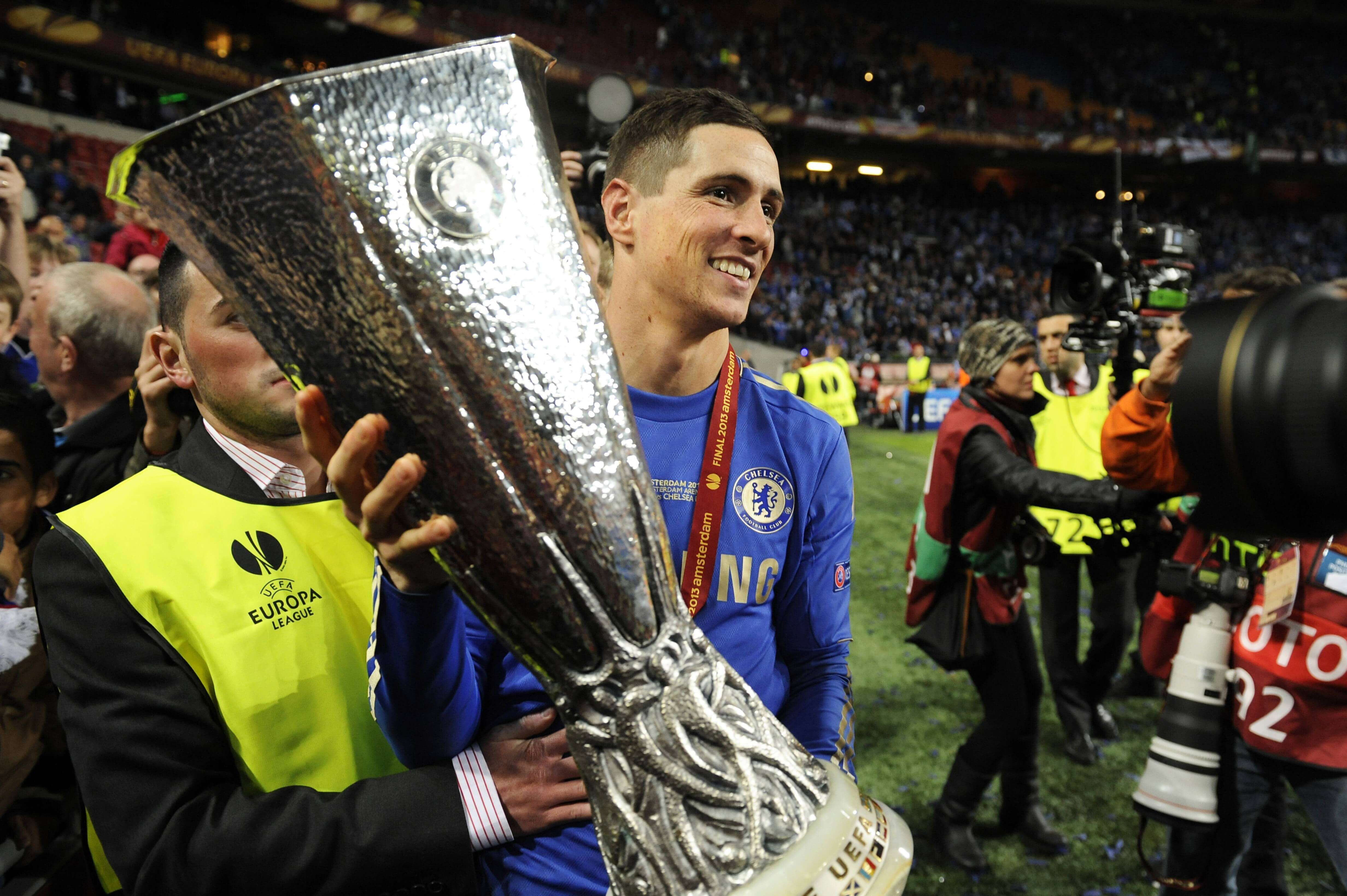  Fernando Torres con el título de la Europa League (Cordon Press)