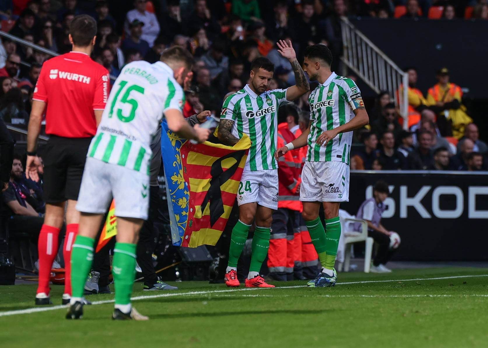 El Betis celebra el 1-1 con la senyera de la Comunidad Valenciana.