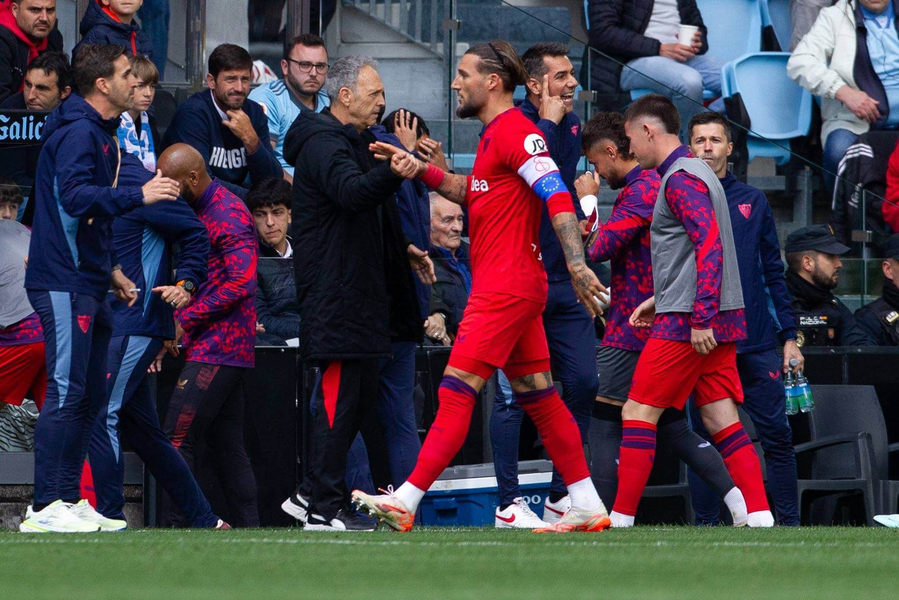  Gudelj celebra con Joaquín Caparrós su gol al Celta.
