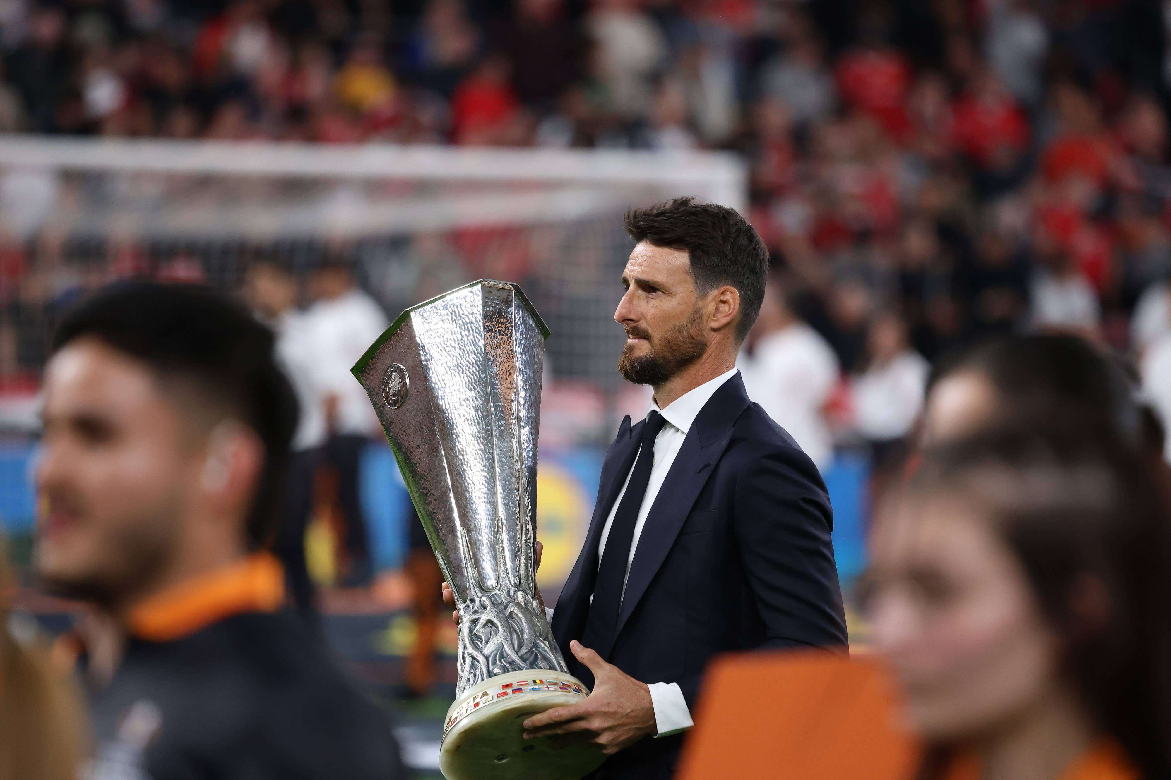  Aritz Aduriz sujeta el trofeo de la UEFA Europa League en San Mamés.
