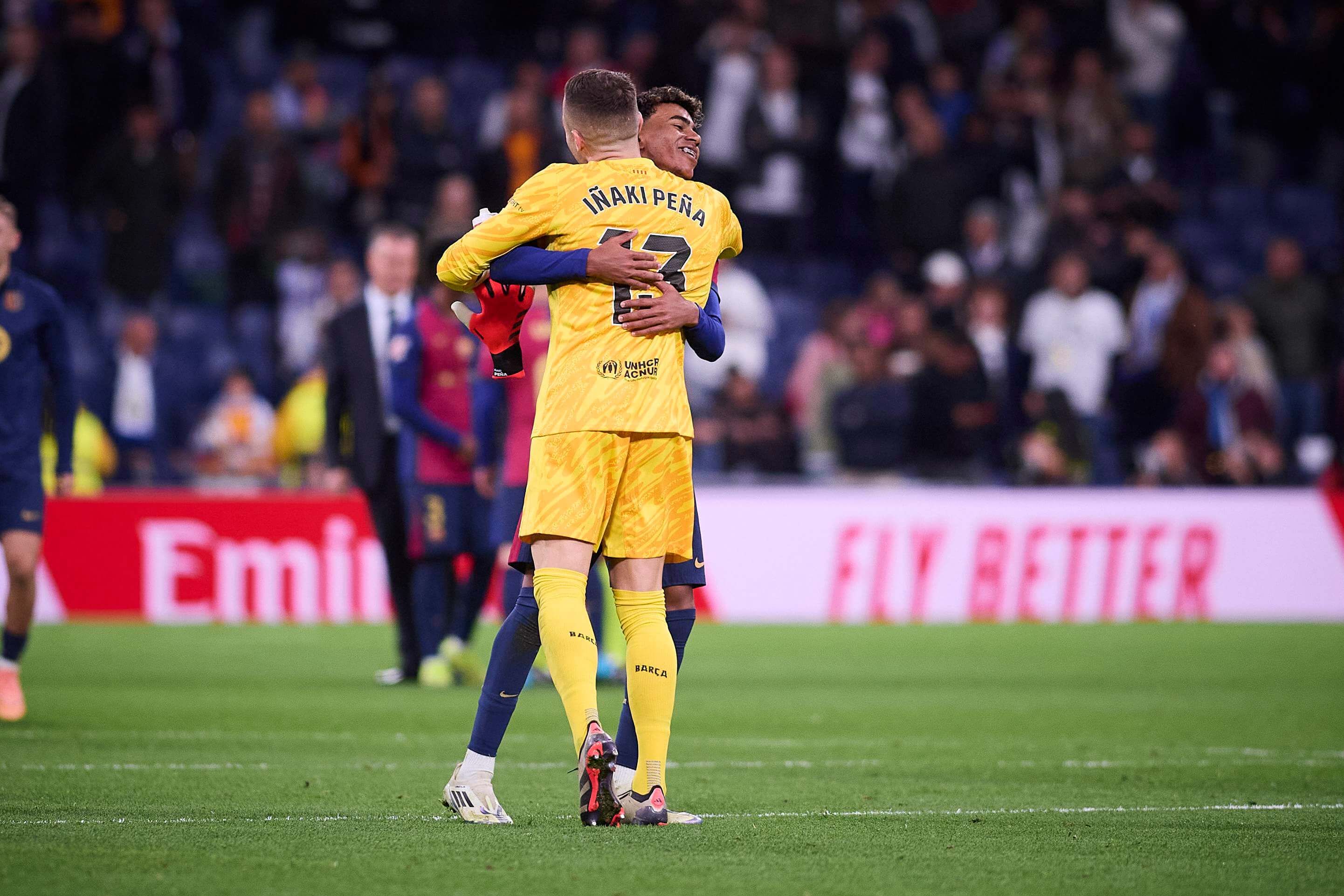 Iñaki Peña y Lamine Yamal se abrazan tras El Clásico (Cordon Press)