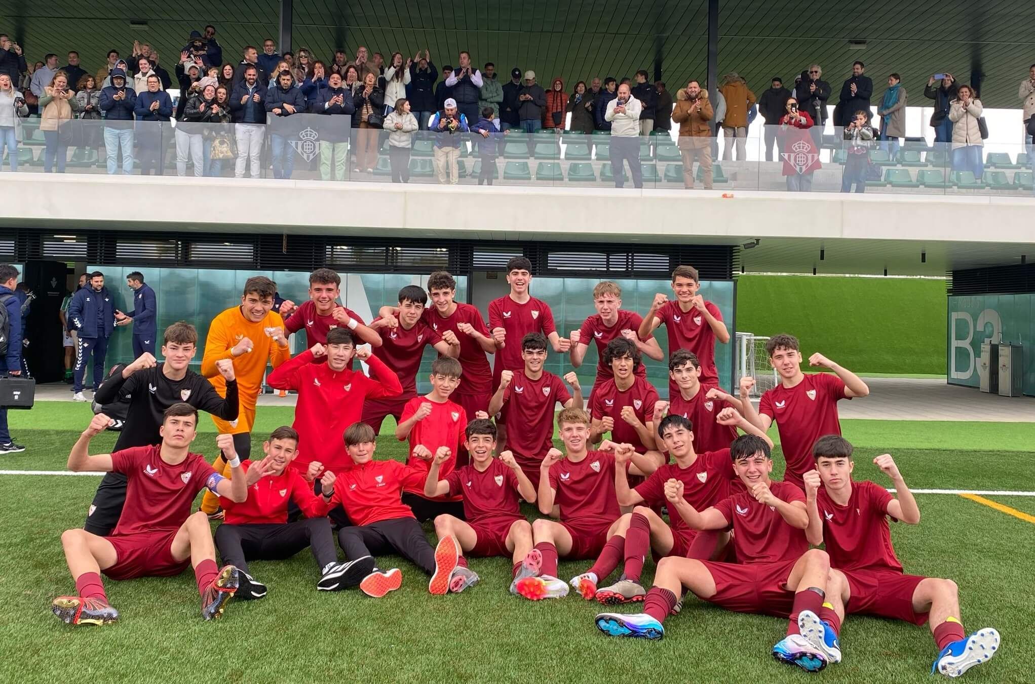 El primer equipo infantil celebra su victoria en feudo bético.