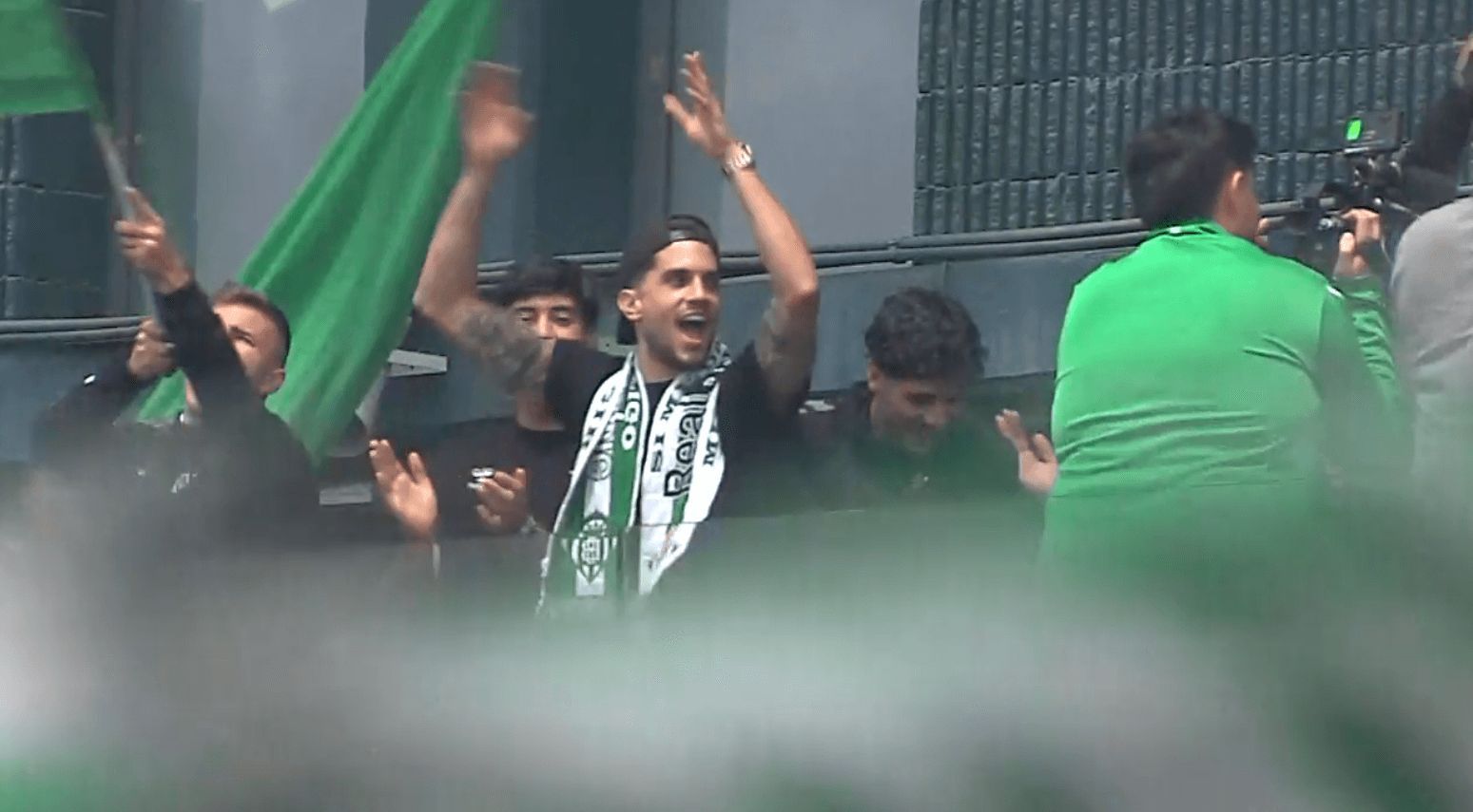 Marc Bartra, animando al resto de compañeros.