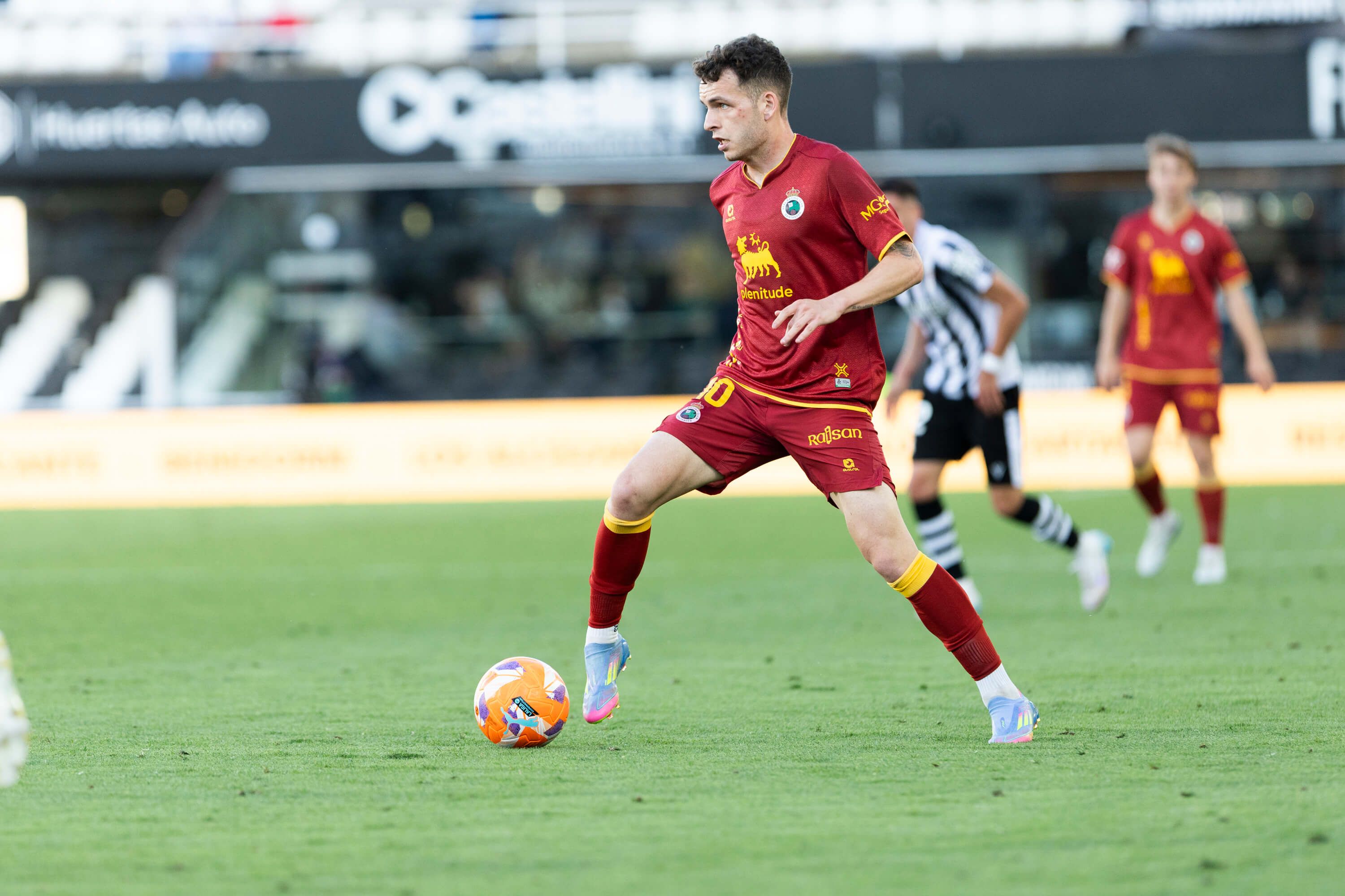 Íñigo Vicente controla el balón en el Cartagena-Racing (Foto: LALIGA).