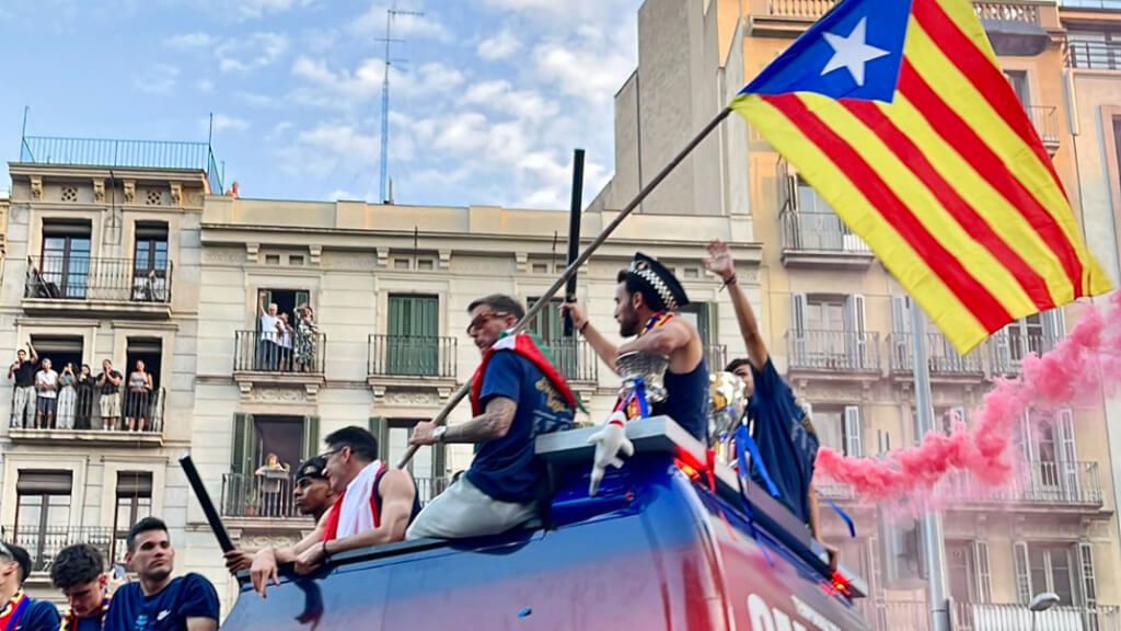 Iñigo Martínez, con una estelada en la rúa del Barça (Redes sociales)