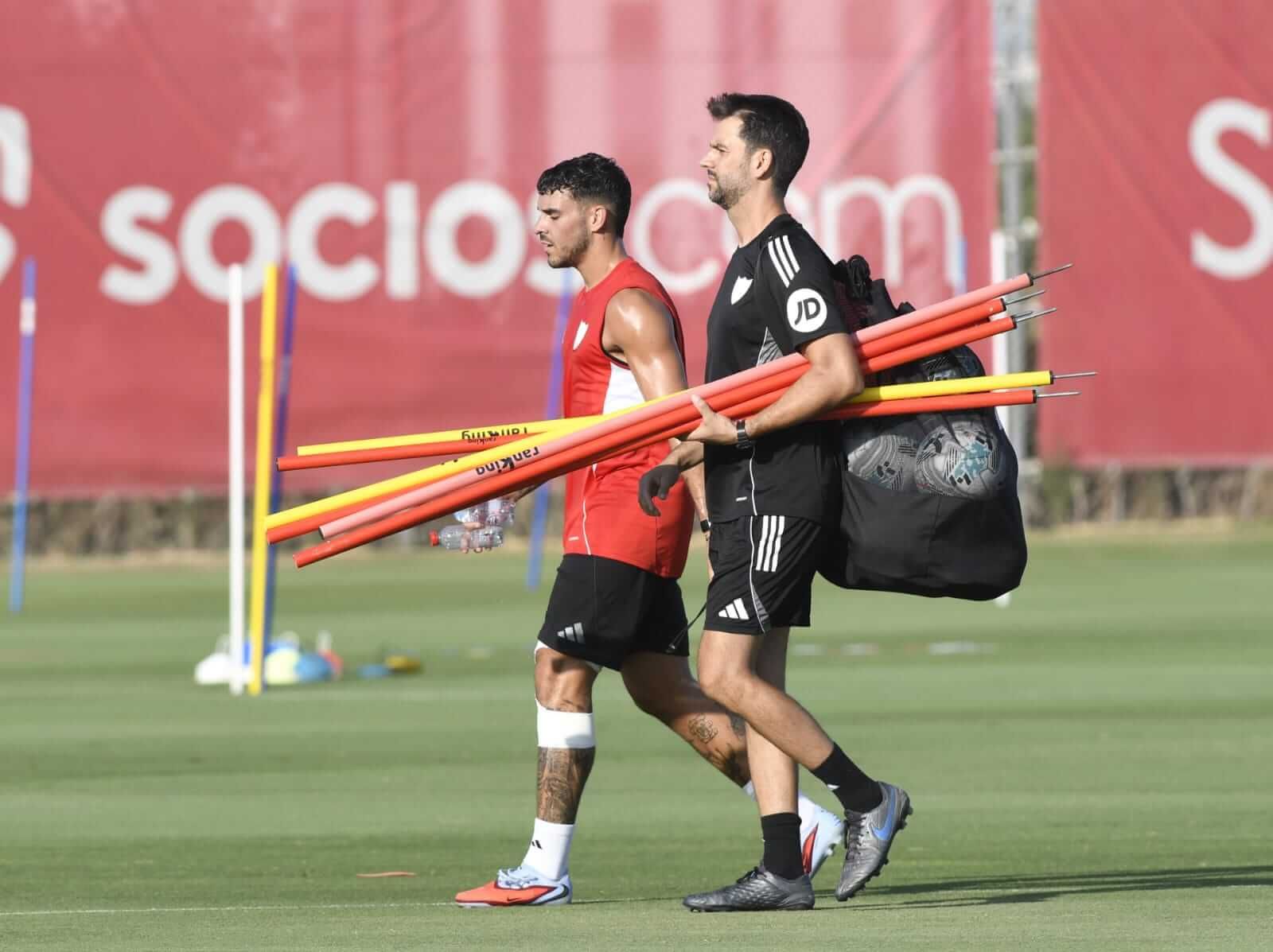 Isaac Romero, con cara de sufrimiento en su vuelta al trabajo con el Sevilla.
