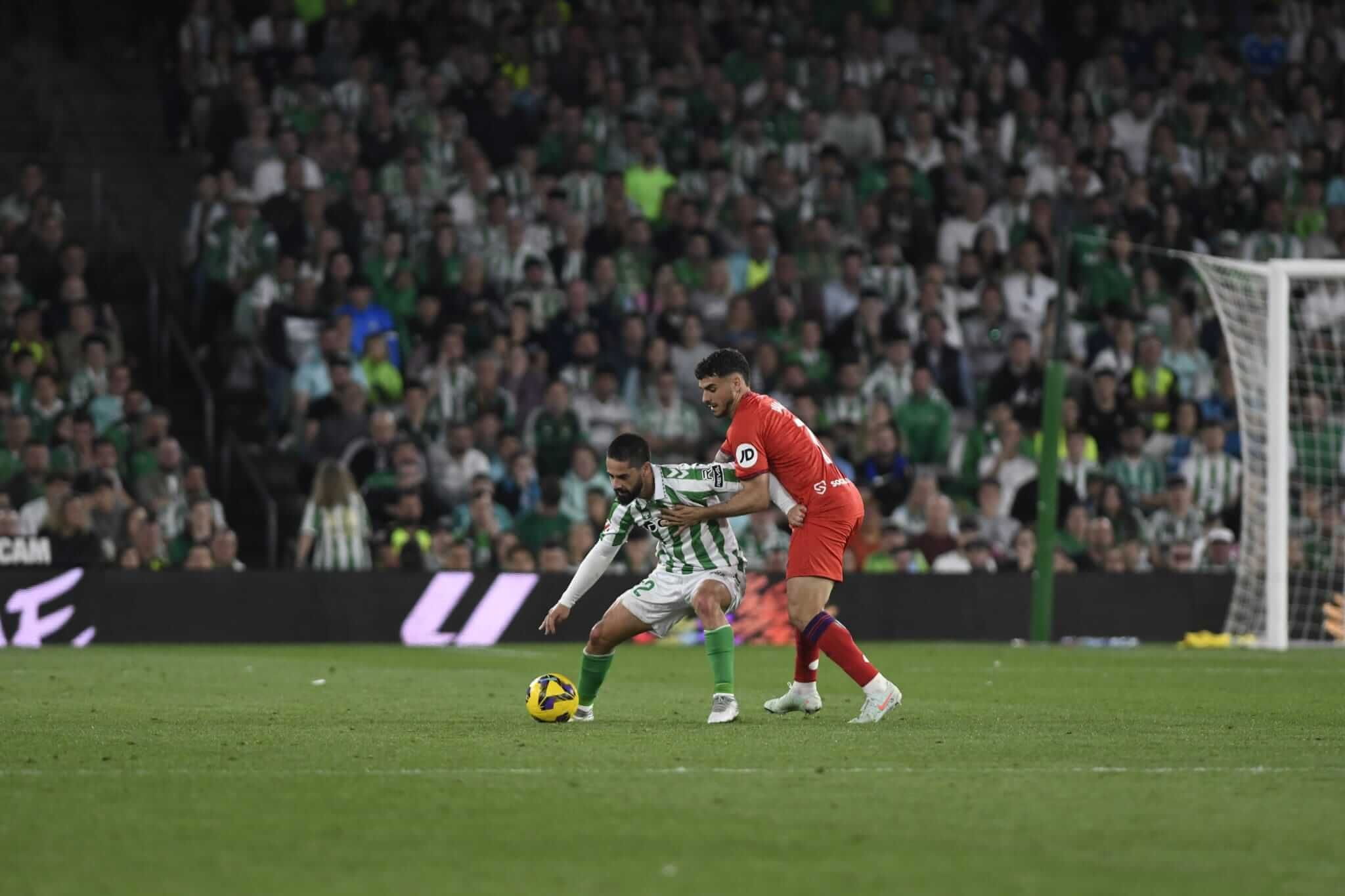 Isco Alarcón, durante un lance del Betis-Sevilla.