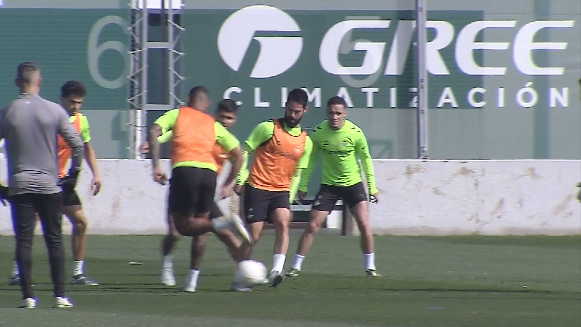  El caño de Natan a Isco en el entrenamiento del Betis (Fuente: ElDesmarque)