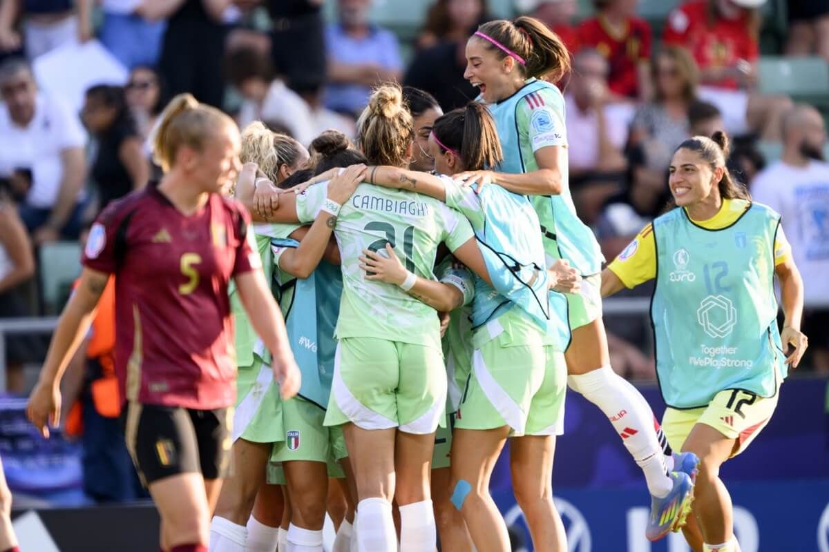 Italia celebra su victoria ante Bélgica en la Euro Femenina 2025.