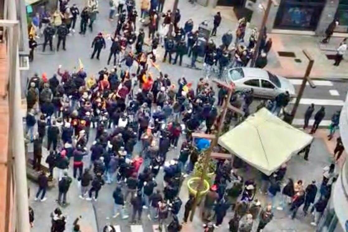 Los tiffosis italianos de la AS Roma se pasean por Bilbao en las horas previas al partido de UEFA Europa League.