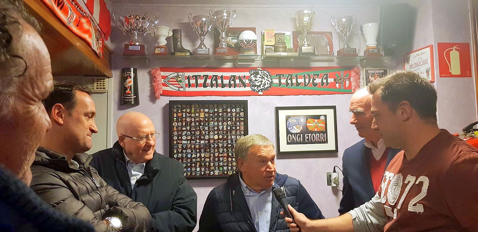 Joseba Etxeberria, Argoitia, Javier Clemente y el 'Txopo' Iribar en una entrega en Santutxu del Itzalan Saria.