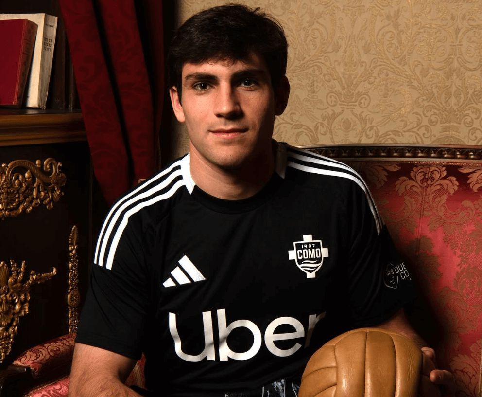 Iván Azón el día que firmó por el Como 1907