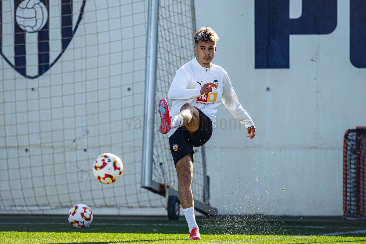  Iván Jaime entrena con el Valencia CF.