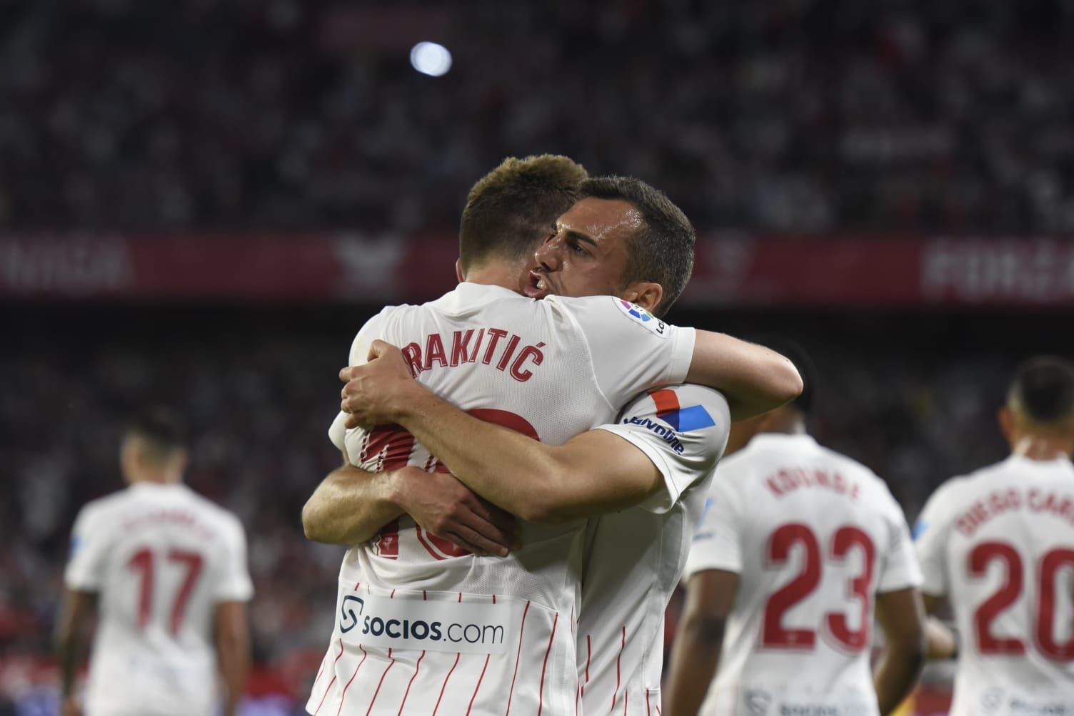 Ivan Rakitic celebra con Jordán su gol al Real Madrid