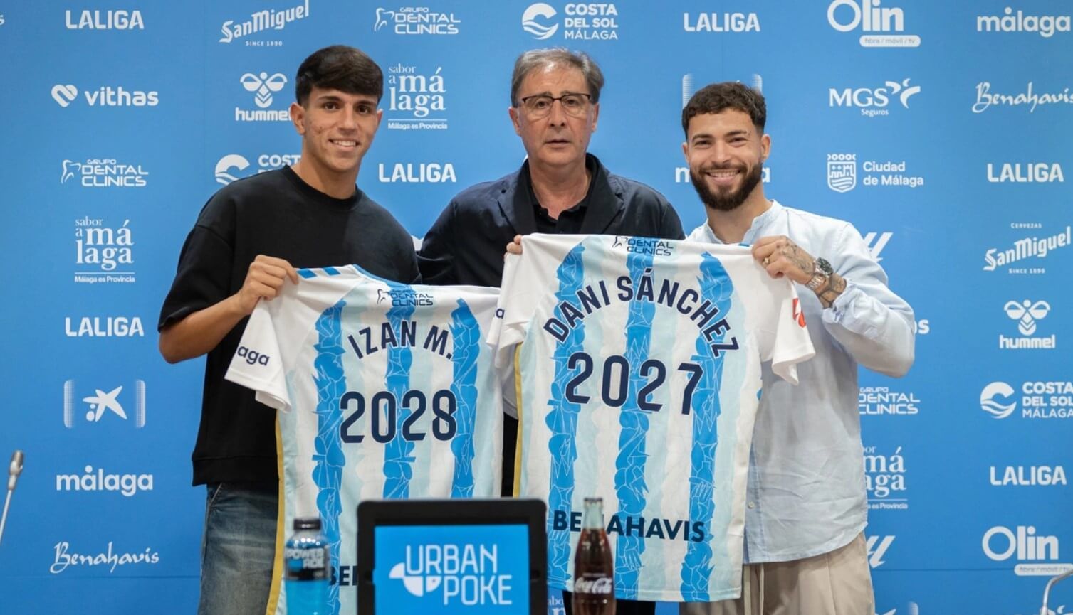 Izan Merino, Loren Juarros y Dani Sánchez posan en el acto de renovación.